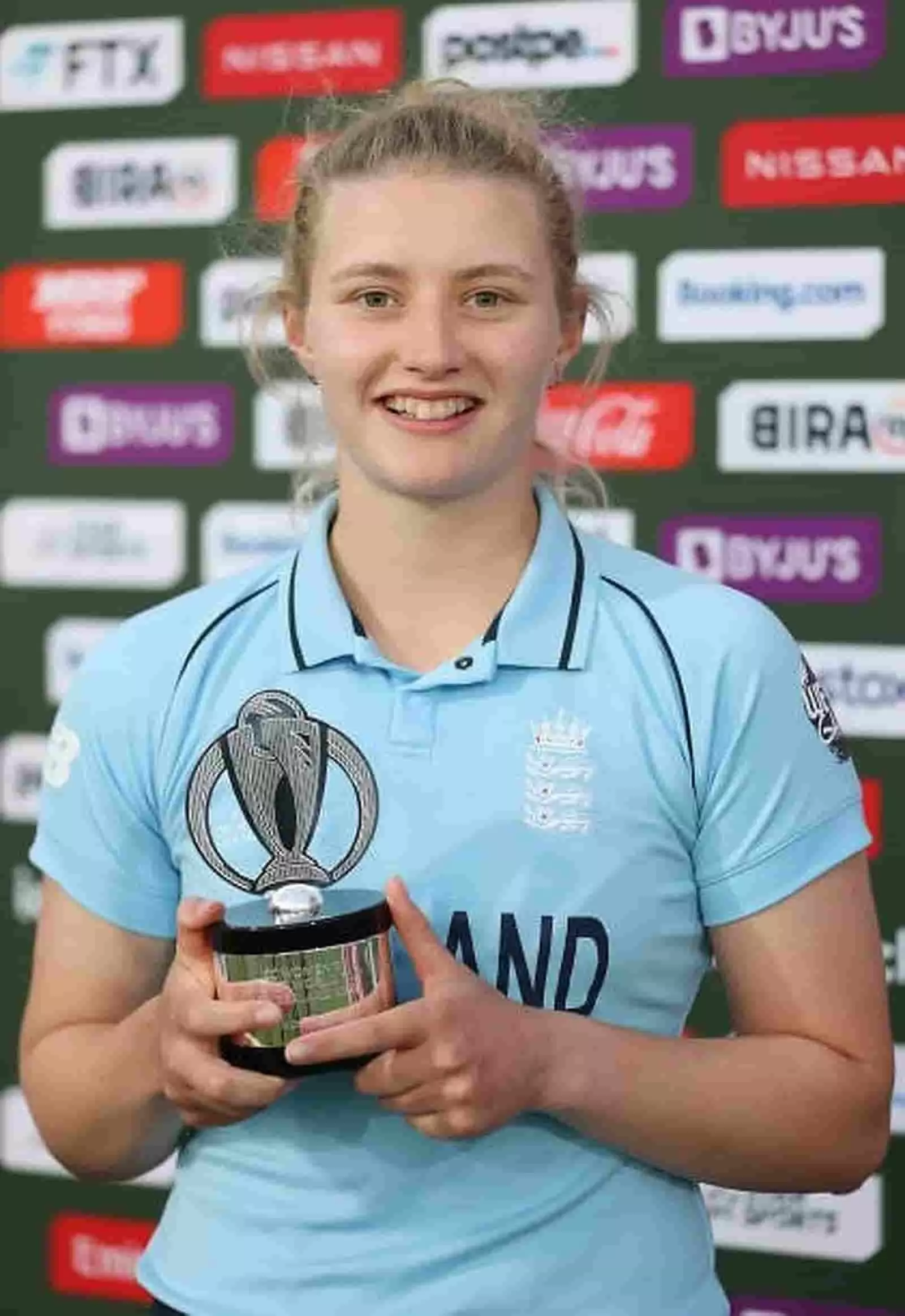 कौन हैं Charlotte Ellen Dean? इंग्लैंड की वह ऑलराउंडर जिसने गेंदबाजी से दुनिया को किया हैरान