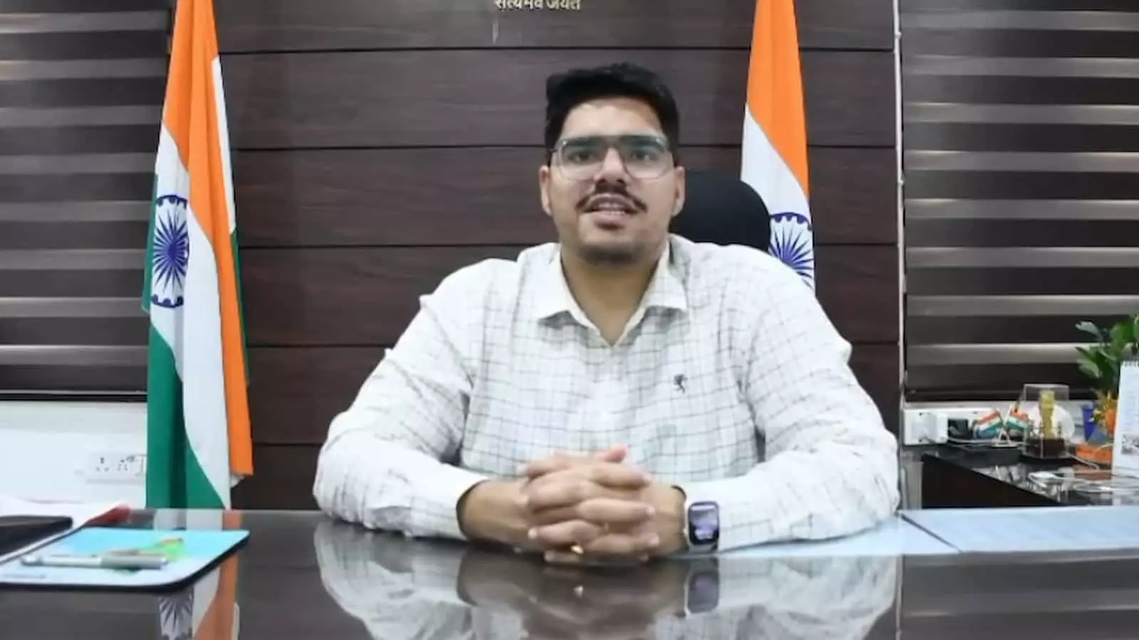 कार्यालय में बैठे अधिकारी गौरव बुडानिया सवाई माधोपुर करियर काउंसलिंग सेमिनार की जानकारी देते हुए। कार्यालय में बैठे अधिकारी गौरव बुडानिया सवाई माधोपुर करियर काउंसलिंग सेमिनार की जानकारी देते हुए।