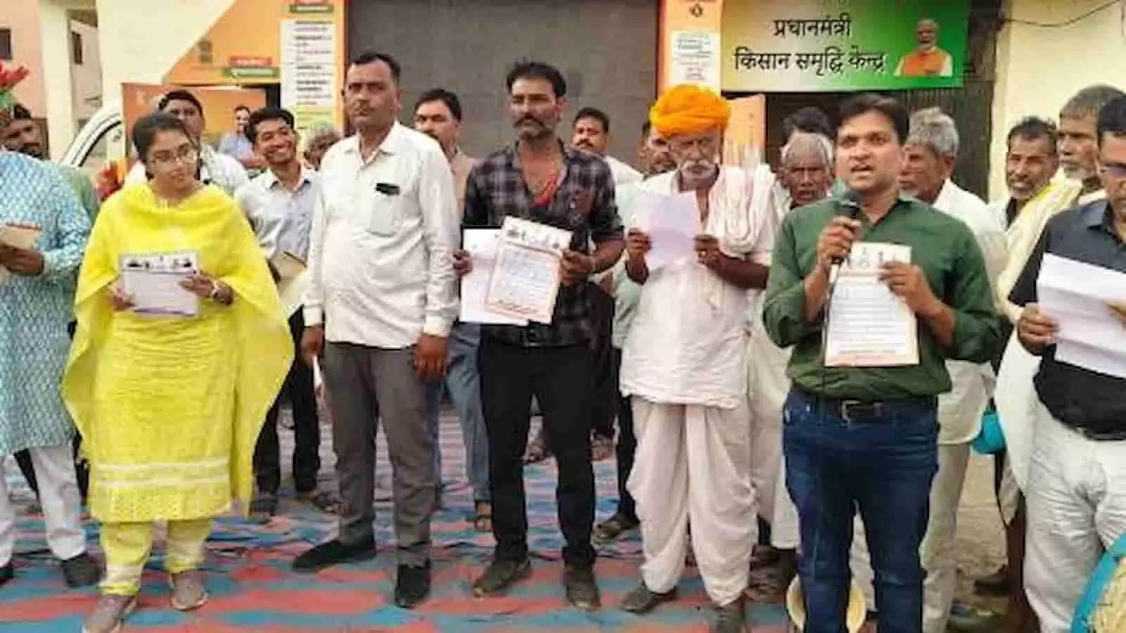 सवाई माधोपुर में ग्राम विकास रथ अभियान के दौरान पेम्फलेट थामे ग्रामीण और जानकारी देते अधिकारी। सवाई माधोपुर में ग्राम विकास रथ अभियान के दौरान पेम्फलेट थामे ग्रामीण और जानकारी देते अधिकारी।