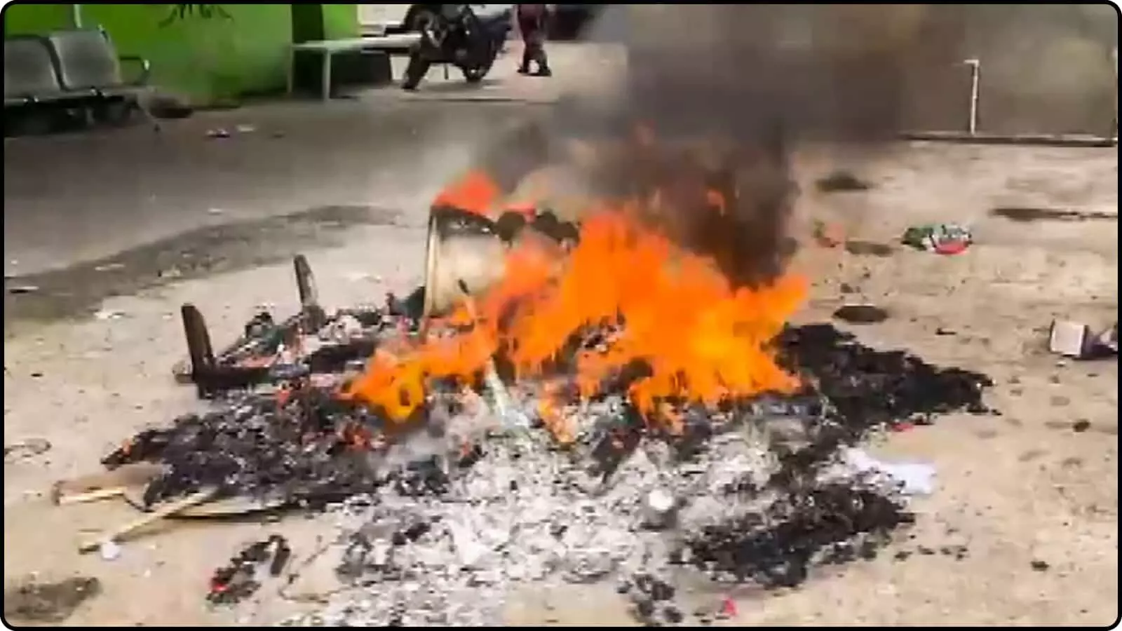 सड़क पर जलता हुआ सामान और धुआं पश्चिम बंगाल में चुनाव बाद हुई हिंसा के संदर्भ में दिख रहा है। सड़क पर जलता हुआ सामान और धुआं पश्चिम बंगाल में चुनाव बाद हुई हिंसा के संदर्भ में दिख रहा है।