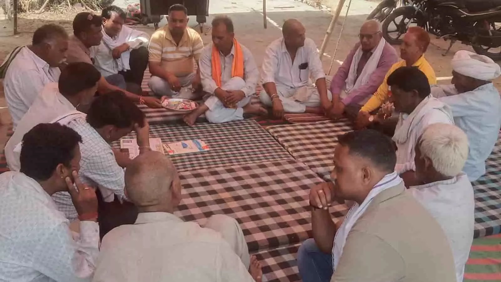 सांवलिया खेड़ा में भूरी बाई की श्रद्धांजलि सभा में दरी पर बैठे समाजजन और गणमान्य लोग सामाजिक चर्चा करते हुए। सांवलिया खेड़ा में भूरी बाई की श्रद्धांजलि सभा में दरी पर बैठे समाजजन और गणमान्य लोग सामाजिक चर्चा करते हुए।