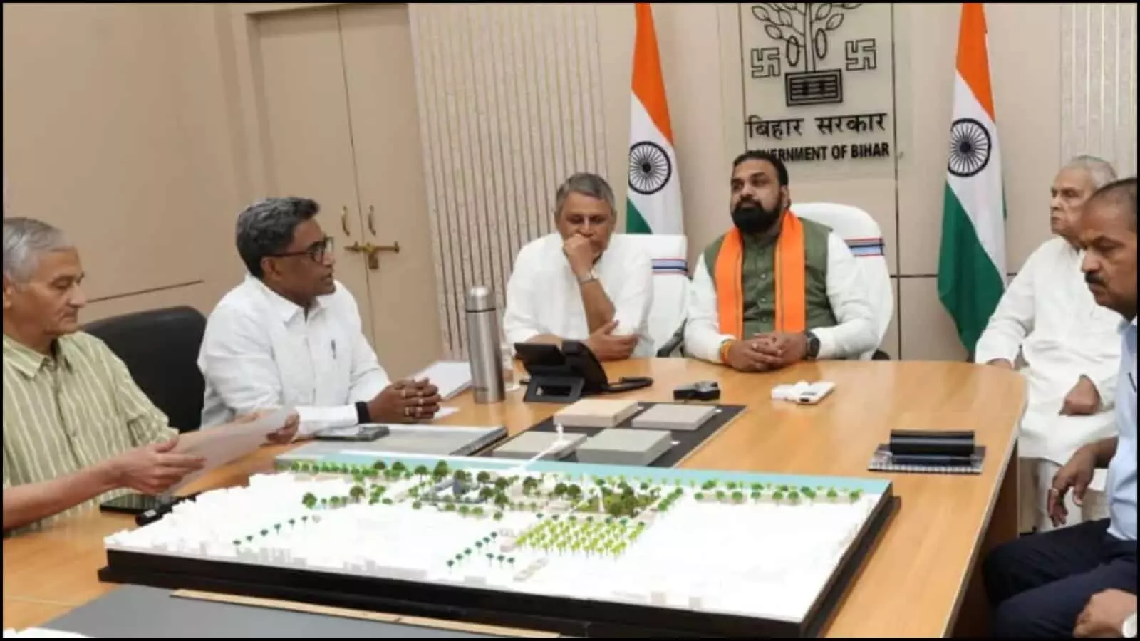 बैठक कक्ष में सम्राट चौधरी और नेता पटना में मंत्रिमंडल विस्तार पर चर्चा करते हुए दिख रहे हैं।