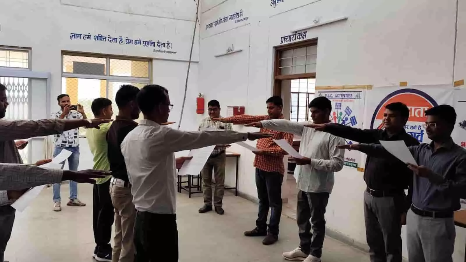 लसाड़िया राजकीय महाविद्यालय में जनगणना प्रशिक्षण के दौरान शपथ लेते प्रगणक और सुपरवाइजर। लसाड़िया राजकीय महाविद्यालय में जनगणना प्रशिक्षण के दौरान शपथ लेते प्रगणक और सुपरवाइजर।