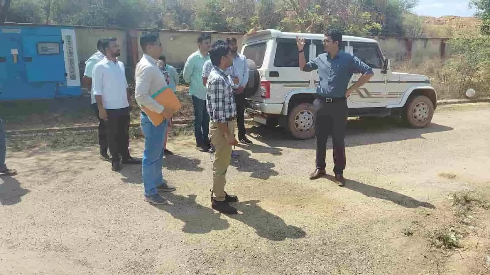 जिला कलक्टर अक्षय गोदारा अधिकारियों के साथ सार्वजनिक स्थलों पर निरीक्षण और निर्देश देते हुए।