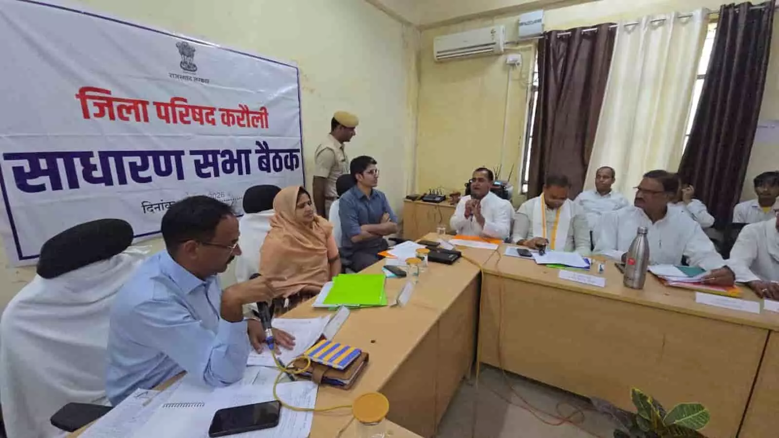 करौली जिला परिषद सभागार में साधारण सभा की बैठक के दौरान मंच पर बैठे अधिकारी और जनप्रतिनिधि।