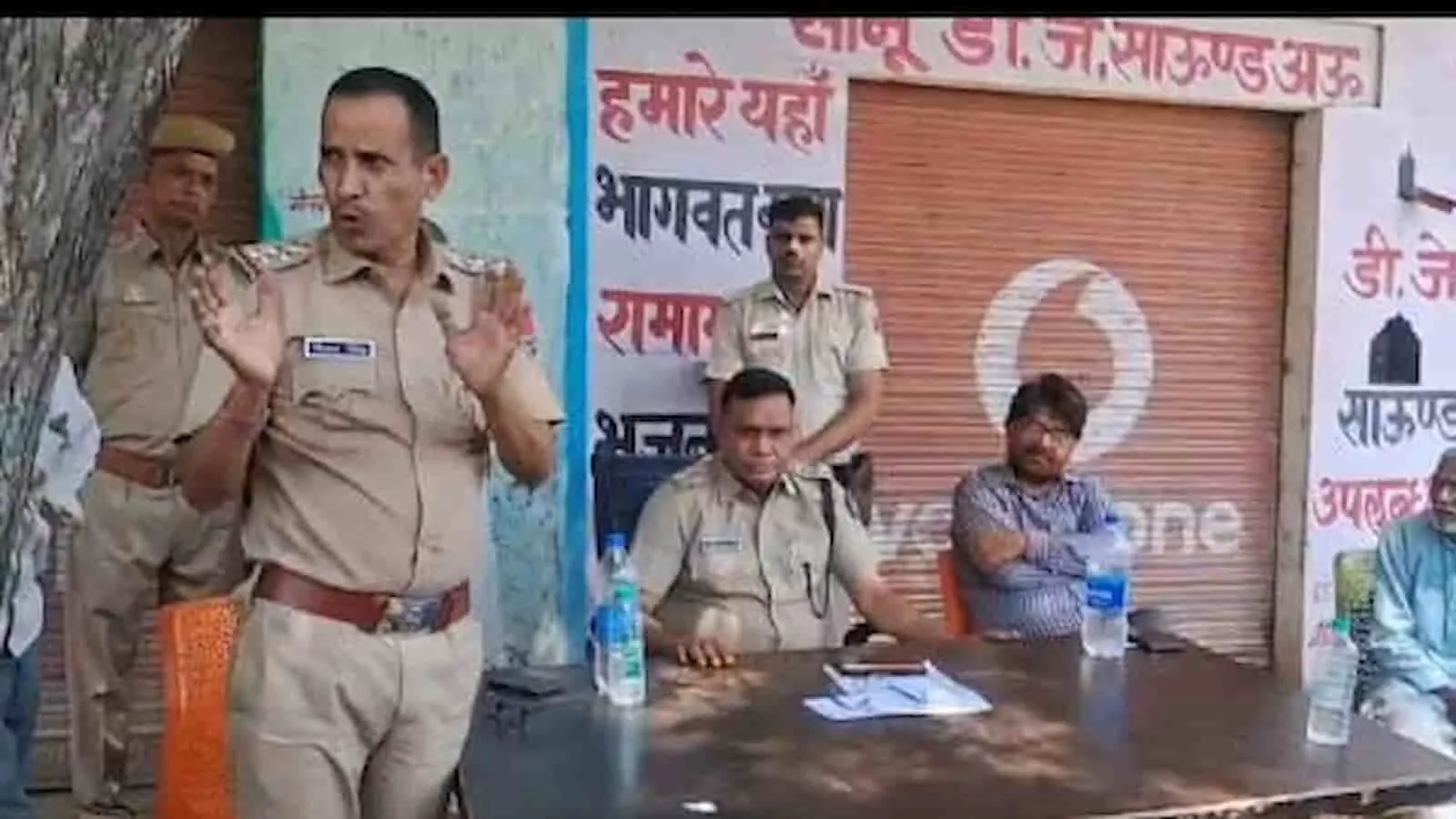अऊ गांव में सड़क सुरक्षा कार्यक्रम के दौरान जानकारी देते पुलिस अधिकारी सीताराम बैरवा और अन्य उपस्थित लोग। अऊ गांव में सड़क सुरक्षा कार्यक्रम के दौरान जानकारी देते पुलिस अधिकारी सीताराम बैरवा और अन्य उपस्थित लोग।