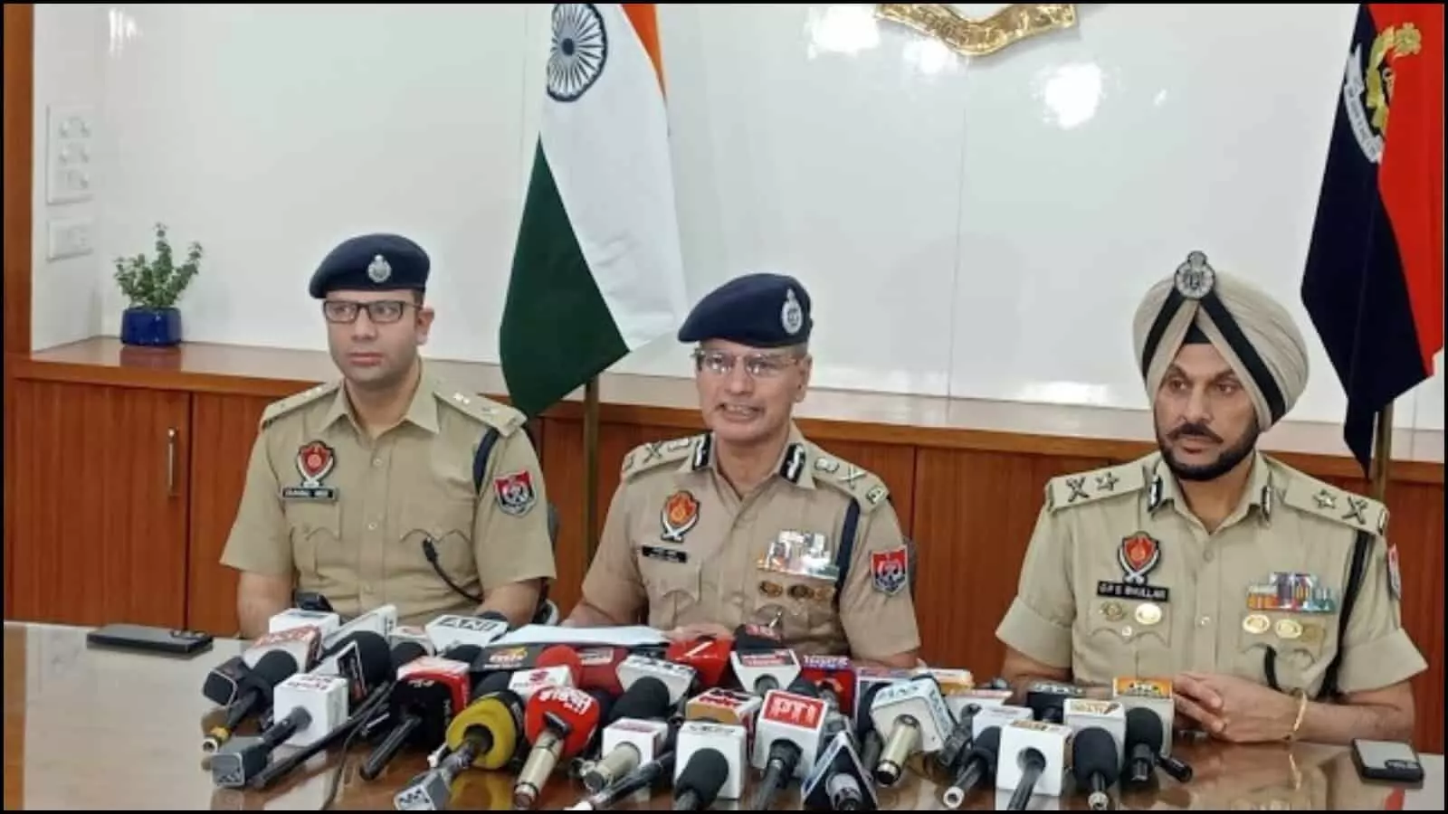 प्रेस कॉन्फ्रेंस में पंजाब पुलिस के अधिकारी गौरव यादव चंडीगढ़ में धमाकों के बाद मीडिया को संबोधित कर रहे हैं। प्रेस कॉन्फ्रेंस में पंजाब पुलिस के अधिकारी गौरव यादव चंडीगढ़ में धमाकों के बाद मीडिया को संबोधित कर रहे हैं।