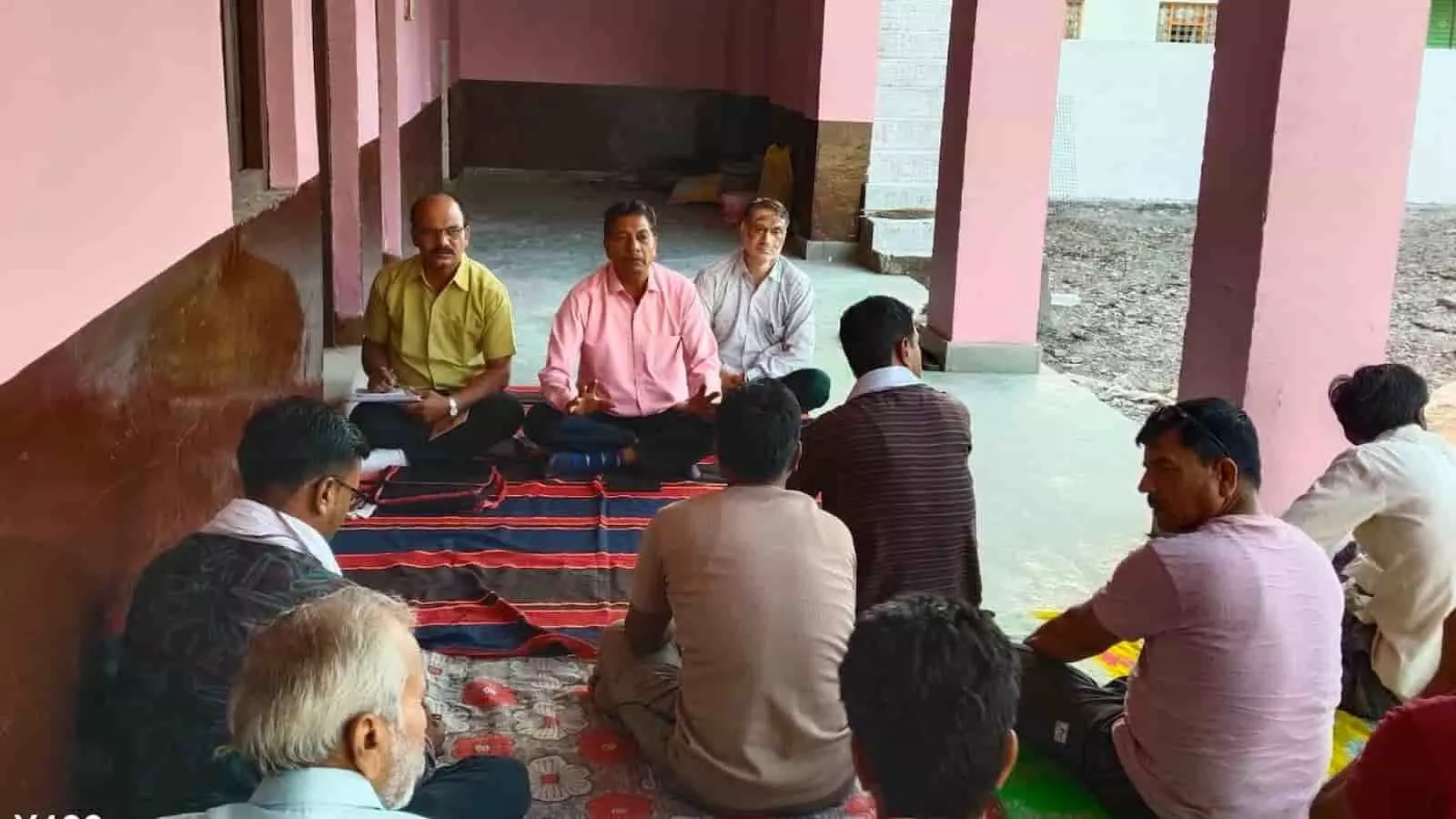 देवरी में विद्या भारती के पदाधिकारी और स्थानीय नागरिक बैठक में शिशु वाटिका की तैयारियों पर चर्चा कर रहे हैं। देवरी में विद्या भारती के पदाधिकारी और स्थानीय नागरिक बैठक में शिशु वाटिका की तैयारियों पर चर्चा कर रहे हैं।