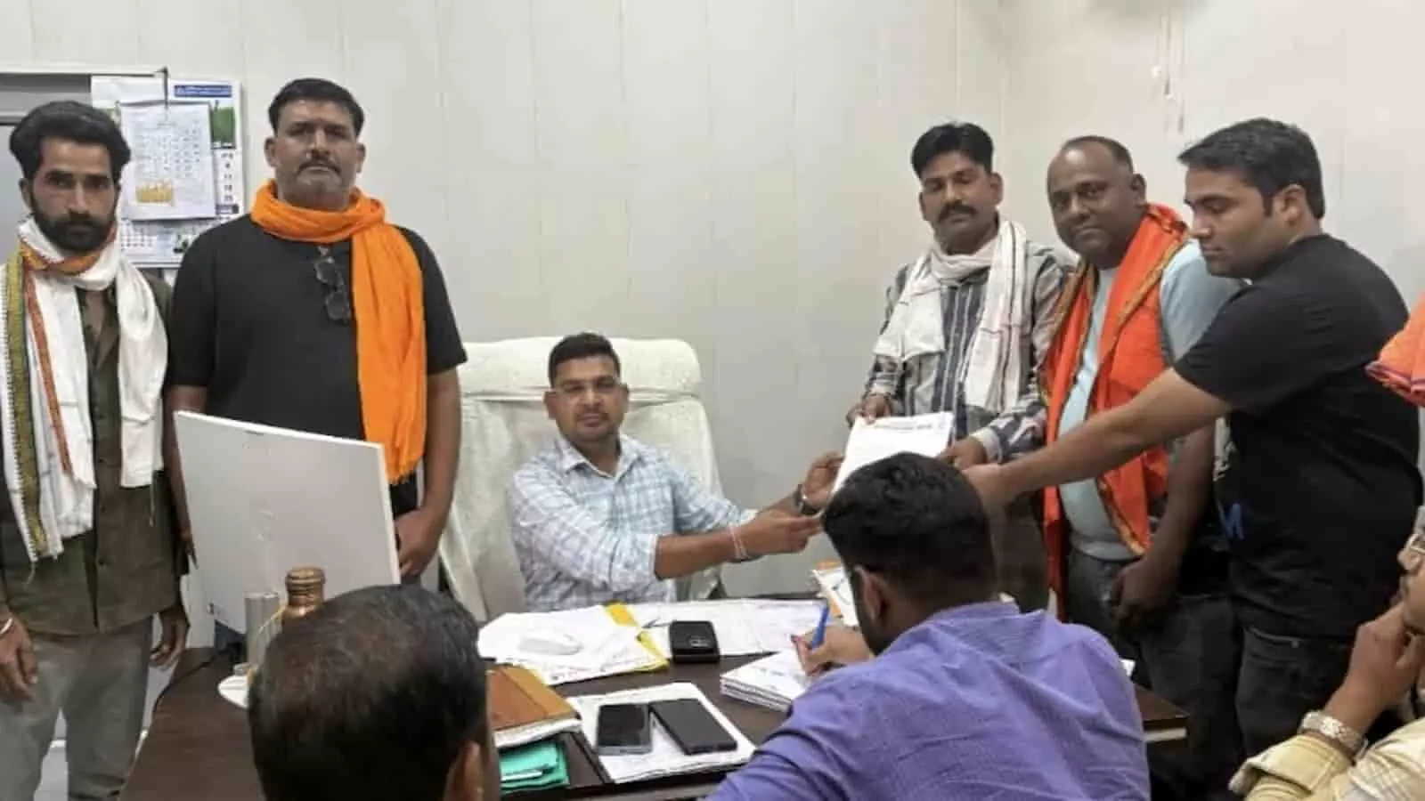 नगर परिषद कार्यालय में आयुक्त को ज्ञापन सौंपते हुए गौ सेवा समिति और विश्व हिन्दू परिषद के सदस्य। नगर परिषद कार्यालय में आयुक्त को ज्ञापन सौंपते हुए गौ सेवा समिति और विश्व हिन्दू परिषद के सदस्य।