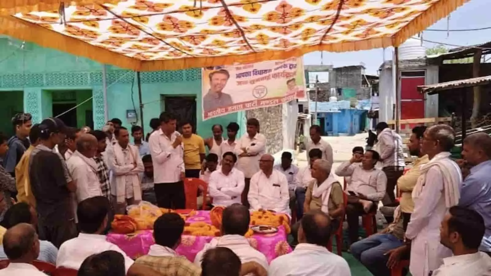 कवाई क्षेत्र में टेंट के नीचे ग्रामीणों के बीच संवाद करते विधायक राधेश्याम बैरवा की तस्वीर। कवाई क्षेत्र में टेंट के नीचे ग्रामीणों के बीच संवाद करते विधायक राधेश्याम बैरवा की तस्वीर।