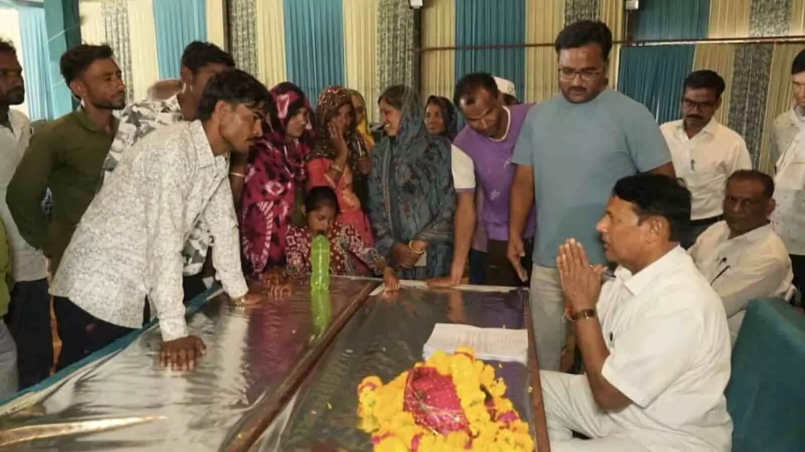 विधायक प्रमोद जैन भाया अंता में आमजन की समस्याओं को सुनते हुए दिखाई दे रहे हैं। विधायक प्रमोद जैन भाया अंता में आमजन की समस्याओं को सुनते हुए दिखाई दे रहे हैं।