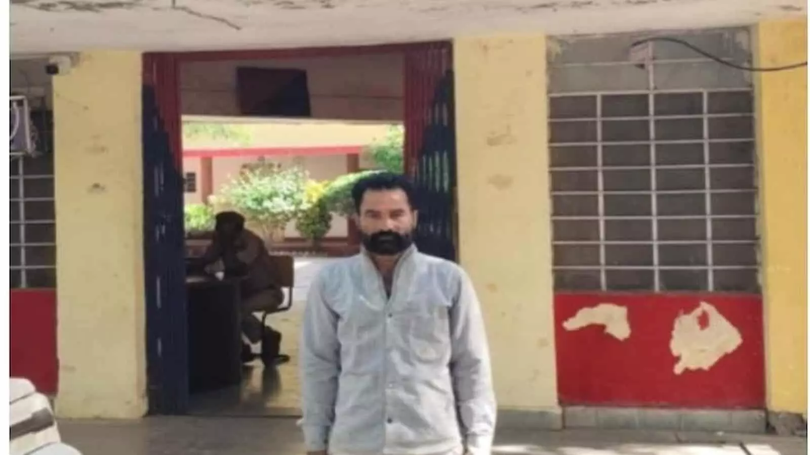 छबड़ा पुलिस थाने के बाहर खड़ा इनामी आरोपी गिर्राज भार्गव जिसे गिरफ्तारी के बाद पुलिस हिरासत में लिया गया है। छबड़ा पुलिस थाने के बाहर खड़ा इनामी आरोपी गिर्राज भार्गव जिसे गिरफ्तारी के बाद पुलिस हिरासत में लिया गया है।