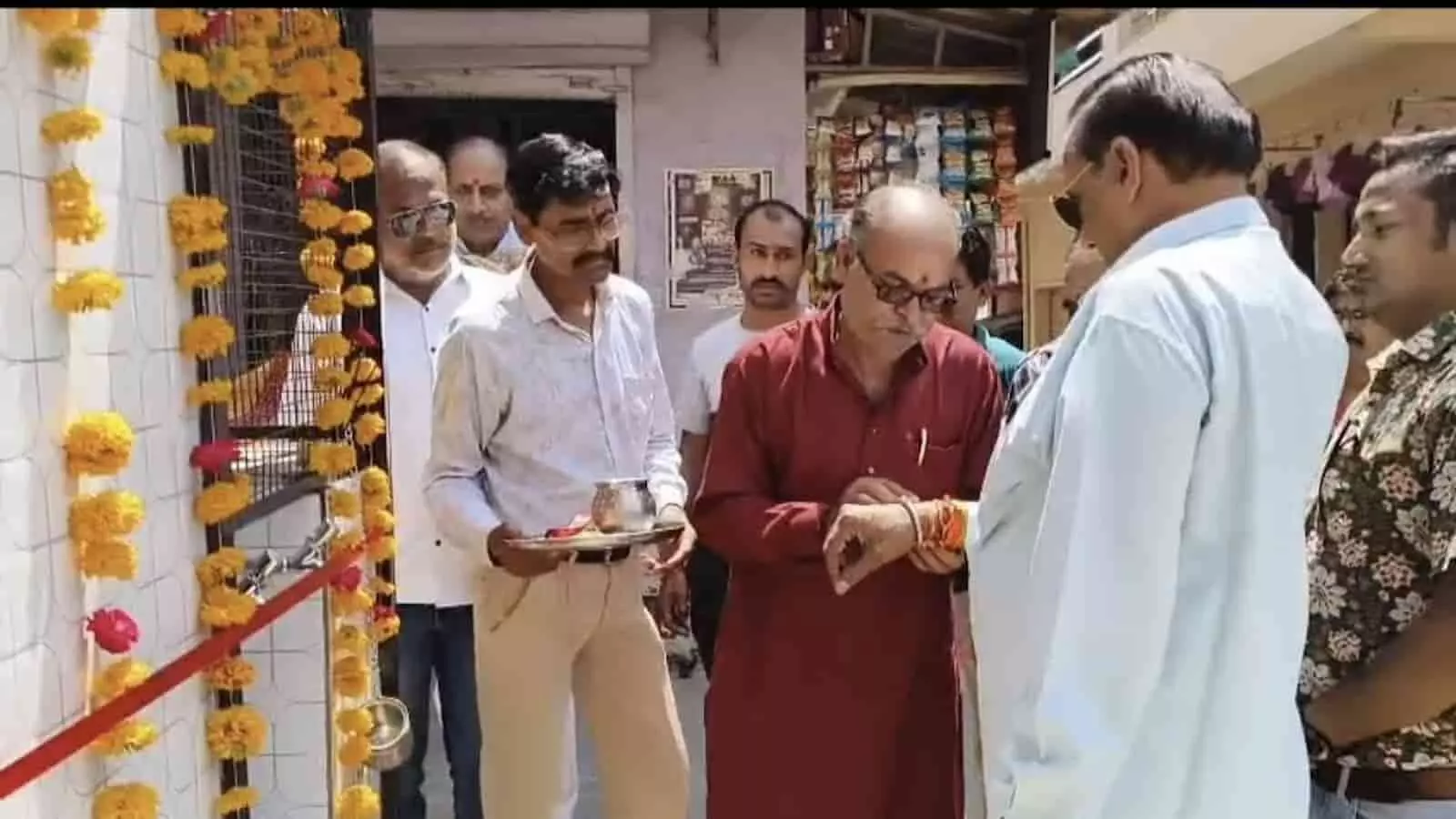 बारां में नागरिक सहकारी बैंक द्वारा वाटर कूलर स्थापना के दौरान चेयरमैन हरगोविंद जैन पूजन करते हुए। बारां में नागरिक सहकारी बैंक द्वारा वाटर कूलर स्थापना के दौरान चेयरमैन हरगोविंद जैन पूजन करते हुए।