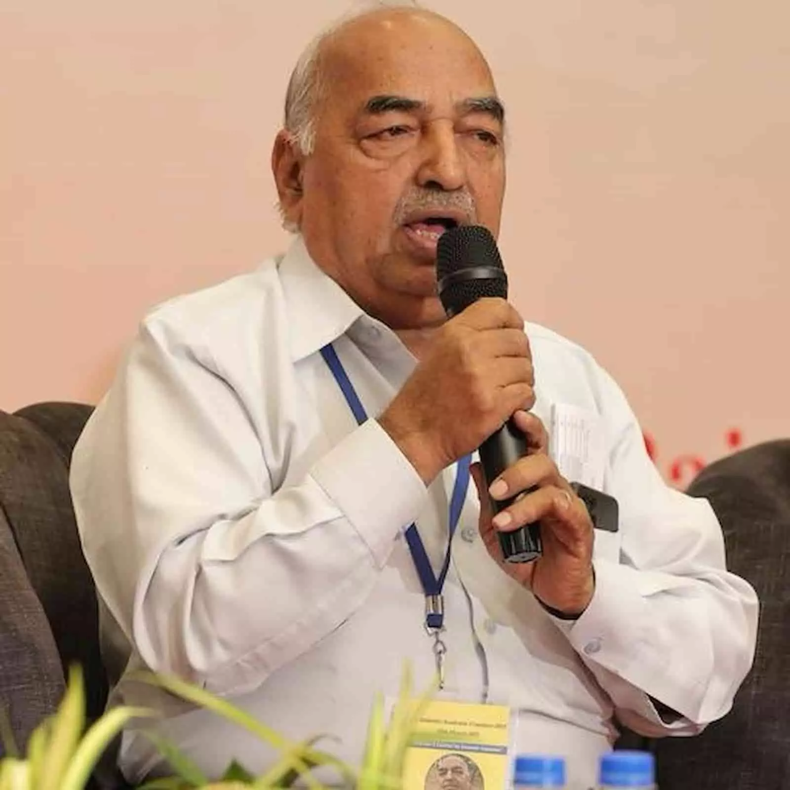 माइक पर संबोधित करते डॉ. मोहन लाल साहू इतिहास संकलन संगोष्ठी के दौरान दृश्य। माइक पर संबोधित करते डॉ. मोहन लाल साहू इतिहास संकलन संगोष्ठी के दौरान दृश्य।