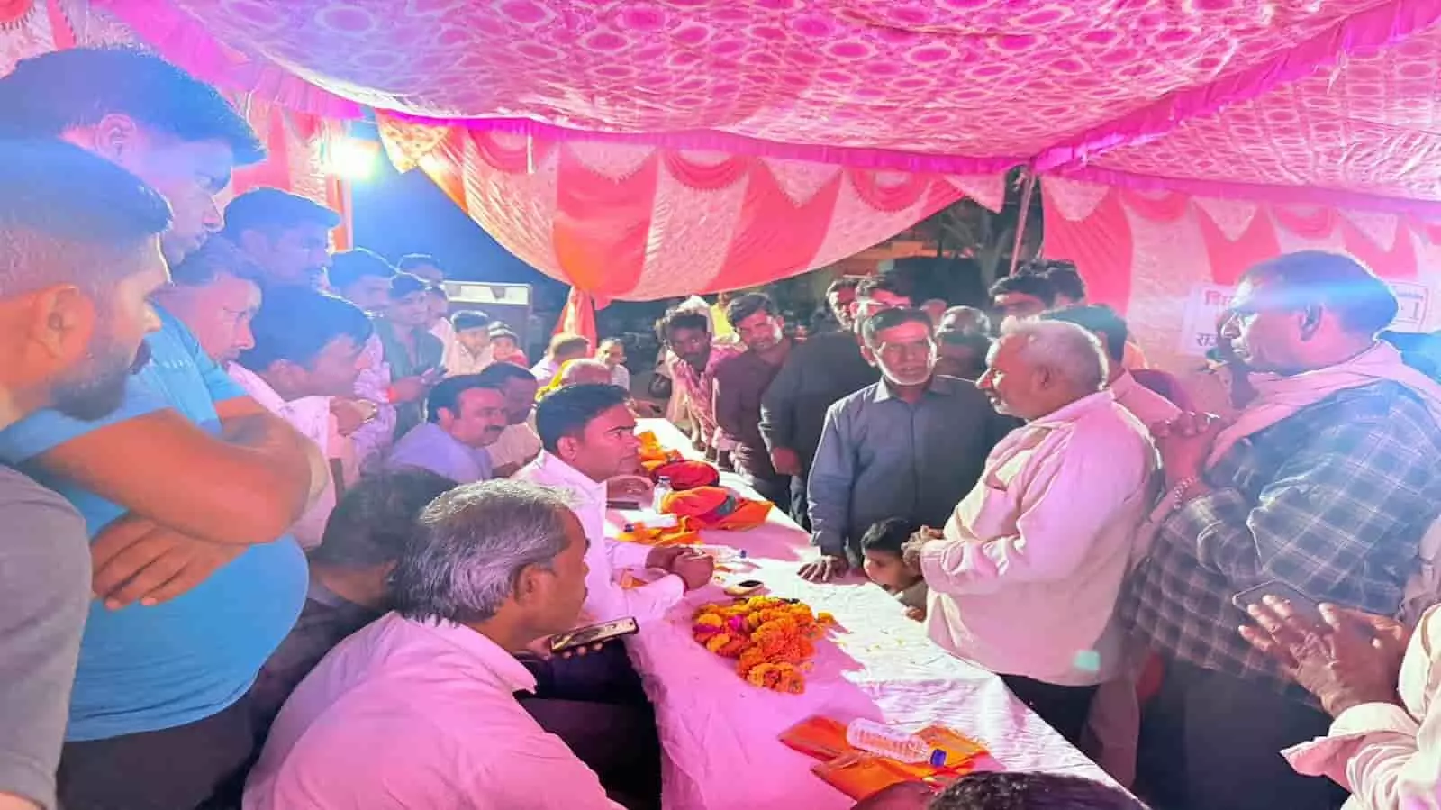 चित्तौड़गढ़ के सावा गांव में जनसुनवाई के दौरान ग्रामीणों को संबोधित करते विधायक चंद्रभान सिंह आक्या।