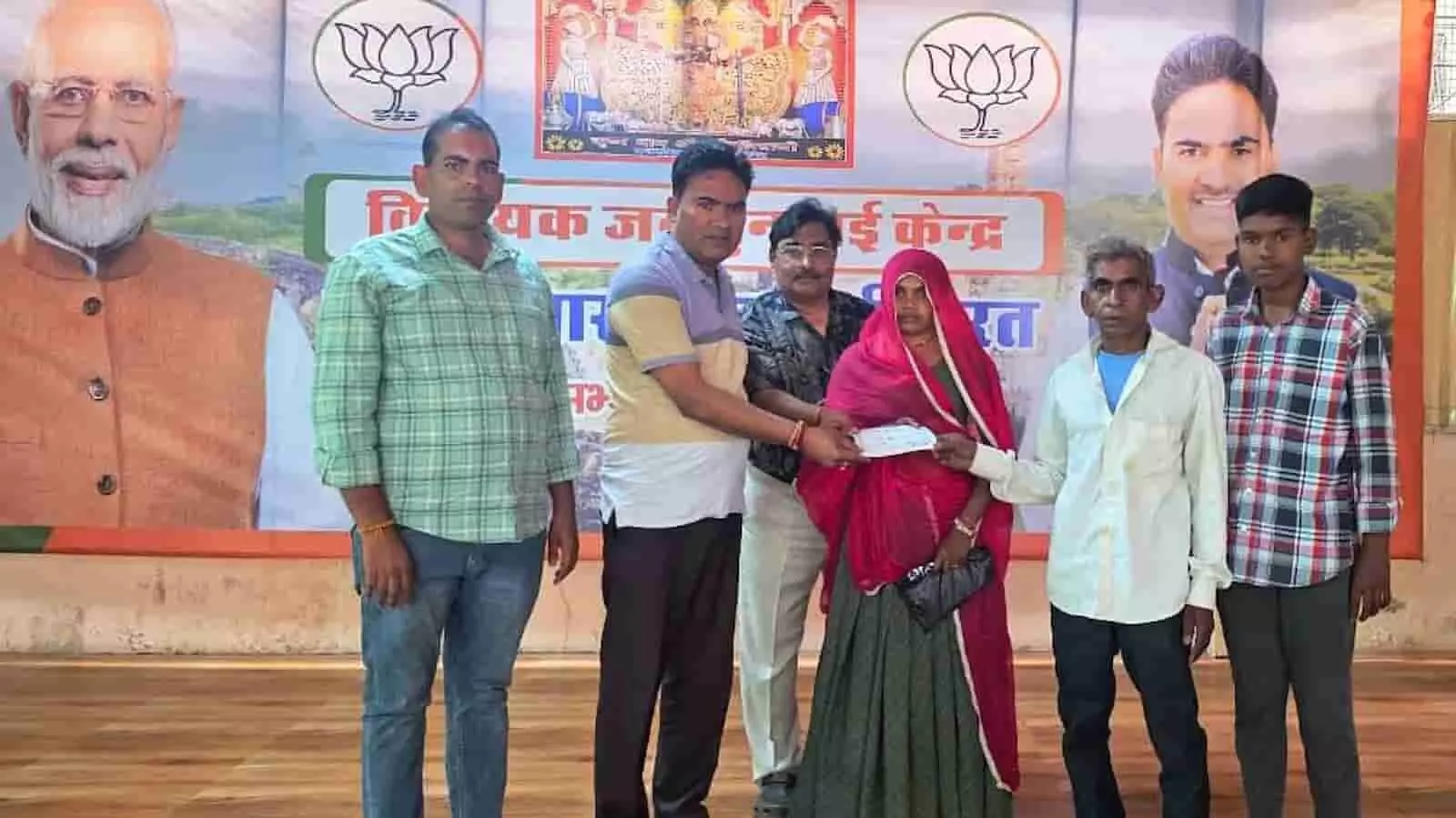 चित्तौड़गढ़ में विधायक चंद्रभान सिंह आक्या द्वारा पीड़ित महिला को आर्थिक सहायता का चेक प्रदान किया जा रहा है। चित्तौड़गढ़ में विधायक चंद्रभान सिंह आक्या द्वारा पीड़ित महिला को आर्थिक सहायता का चेक प्रदान किया जा रहा है।