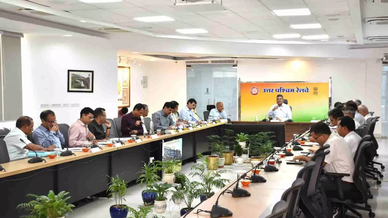 कॉन्फ्रेंस हॉल में उत्तर पश्चिम रेलवे महाप्रबंधक और अन्य अधिकारी संरक्षा बैठक के दौरान चर्चा कर रहे हैं। कॉन्फ्रेंस हॉल में उत्तर पश्चिम रेलवे महाप्रबंधक और अन्य अधिकारी संरक्षा बैठक के दौरान चर्चा कर रहे हैं।