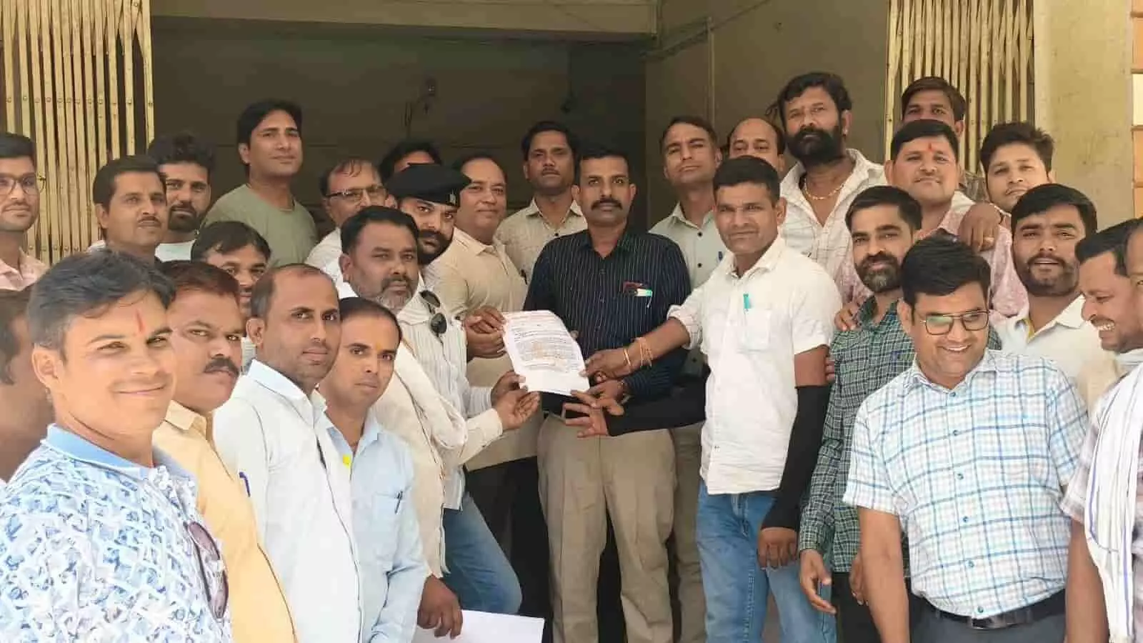 चित्तौड़गढ़ में अजमेर विद्युत वितरण निगम श्रमिक संघ के सदस्य अधीक्षण अभियन्ता को मांग पत्र सौंप रहे हैं।