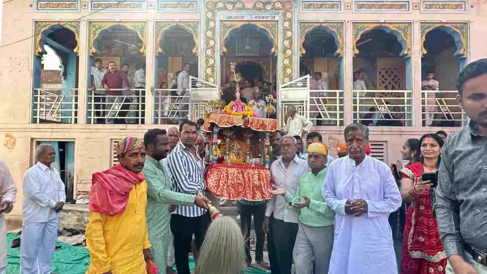 खेरोदा के चारभुजा मंदिर के बाहर ठाकुर जी की पालकी के साथ खड़े श्रद्धालु और पुजारी। खेरोदा के चारभुजा मंदिर के बाहर ठाकुर जी की पालकी के साथ खड़े श्रद्धालु और पुजारी।