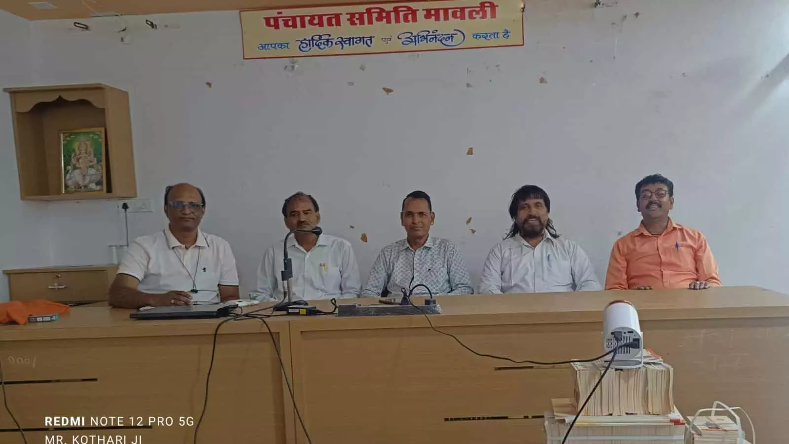 मावली पंचायत समिति कार्यालय में डेस्क पर बैठे जनगणना प्रशिक्षक और अधिकारी प्रशिक्षण सत्र का संचालन करते हुए। मावली पंचायत समिति कार्यालय में डेस्क पर बैठे जनगणना प्रशिक्षक और अधिकारी प्रशिक्षण सत्र का संचालन करते हुए।
