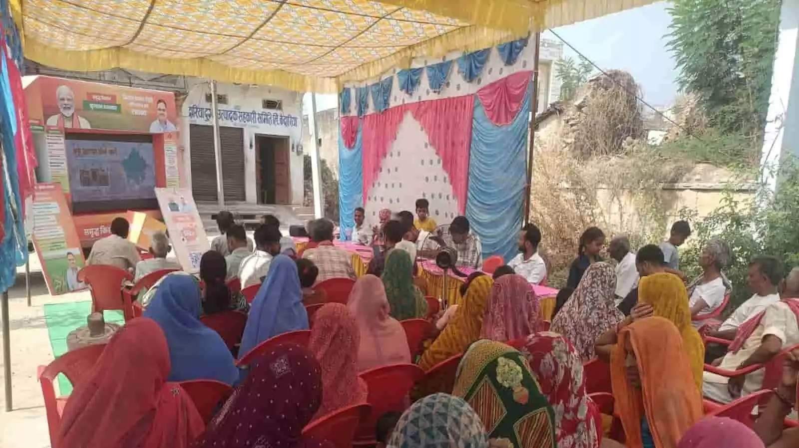 भीण्डर में सजे पांडाल के नीचे बैठे ग्रामीण ग्राम रथ वीडियो वैन से सरकारी योजनाओं की जानकारी देख रहे हैं। भीण्डर में सजे पांडाल के नीचे बैठे ग्रामीण ग्राम रथ वीडियो वैन से सरकारी योजनाओं की जानकारी देख रहे हैं।