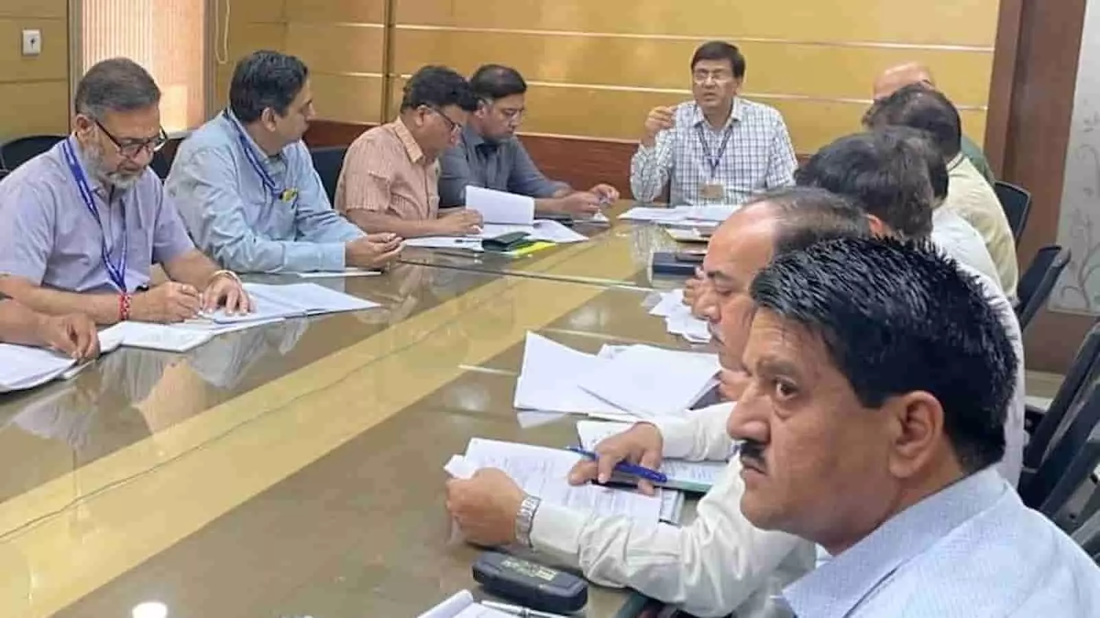 शासन सचिवालय के कमेटी रूम में अधिकारियों के साथ समीक्षा बैठक करते शासन सचिव डॉ. समित शर्मा। शासन सचिवालय के कमेटी रूम में अधिकारियों के साथ समीक्षा बैठक करते शासन सचिव डॉ. समित शर्मा।