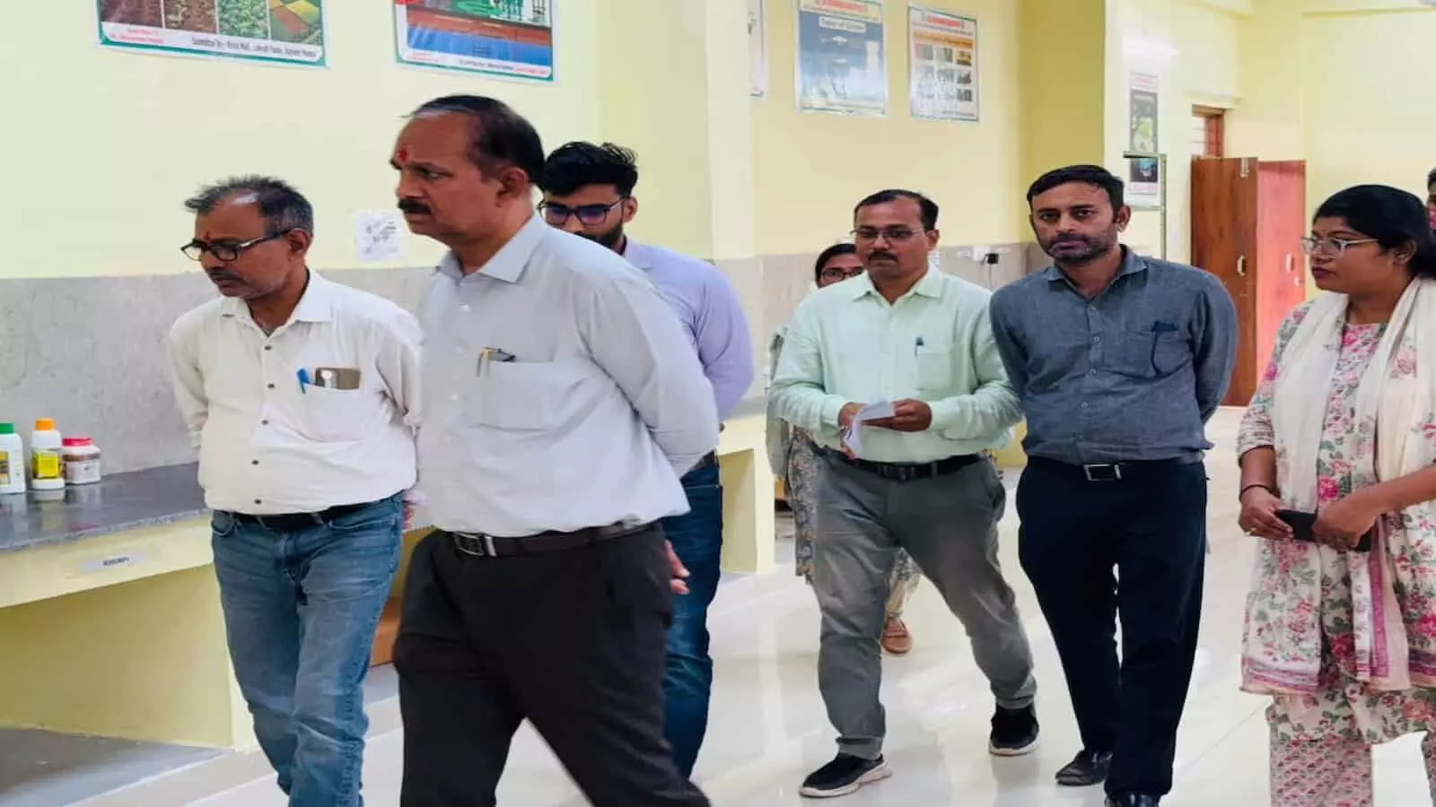 कृषि महाविद्यालय भुसावर की प्रयोगशाला का निरीक्षण करते कुलगुरु पुष्पेंद्र सिंह चौहान और अन्य शैक्षणिक स्टाफ। कृषि महाविद्यालय भुसावर की प्रयोगशाला का निरीक्षण करते कुलगुरु पुष्पेंद्र सिंह चौहान और अन्य शैक्षणिक स्टाफ।