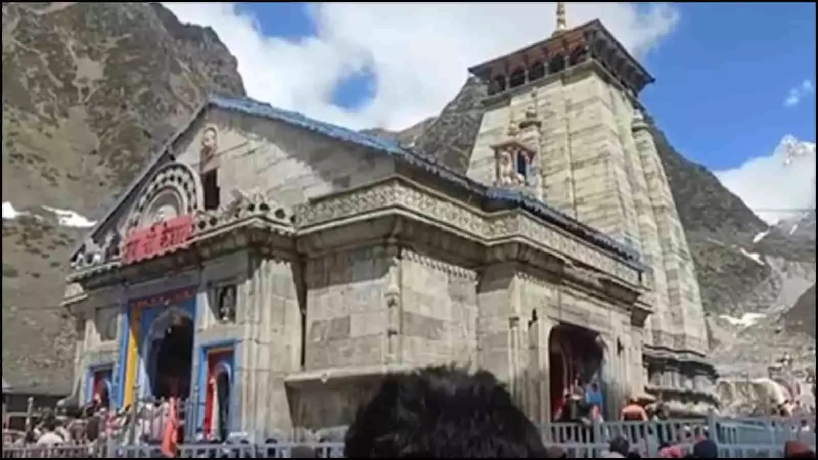केदारनाथ धाम में कचरा प्रबंधन के लिए रुद्रप्रयाग जिला प्रशासन द्वारा उपयोग की जा रही आधुनिक बेलिंग मशीन, जो सूखे कचरे को ठोस गठ्ठरों में बदलकर पुनर्चक्रण में मदद करती है।