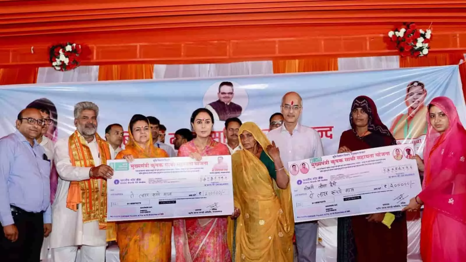 राजसमंद में आयोजित एक सार्वजनिक समारोह के दौरान मंच पर बैठीं उपमुख्यमंत्री दिया कुमारी और अन्य गणमान्य व्यक्ति।