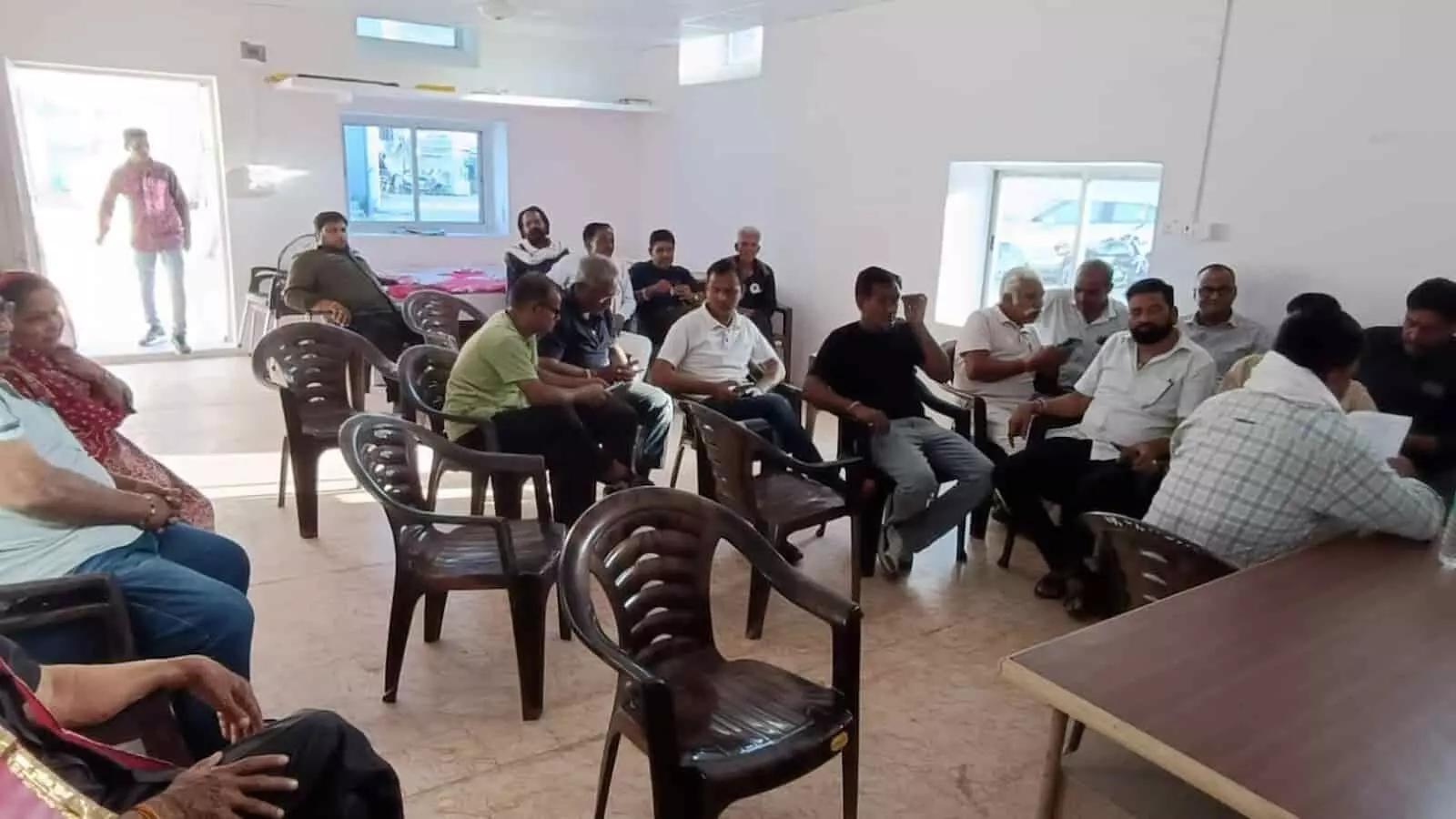 गोपाल मिल परिसर में बैठे कांग्रेस कार्यकर्ता और पदाधिकारी निकाय चुनाव की रणनीति तैयार कर रहे हैं। गोपाल मिल परिसर में बैठे कांग्रेस कार्यकर्ता और पदाधिकारी निकाय चुनाव की रणनीति तैयार कर रहे हैं।