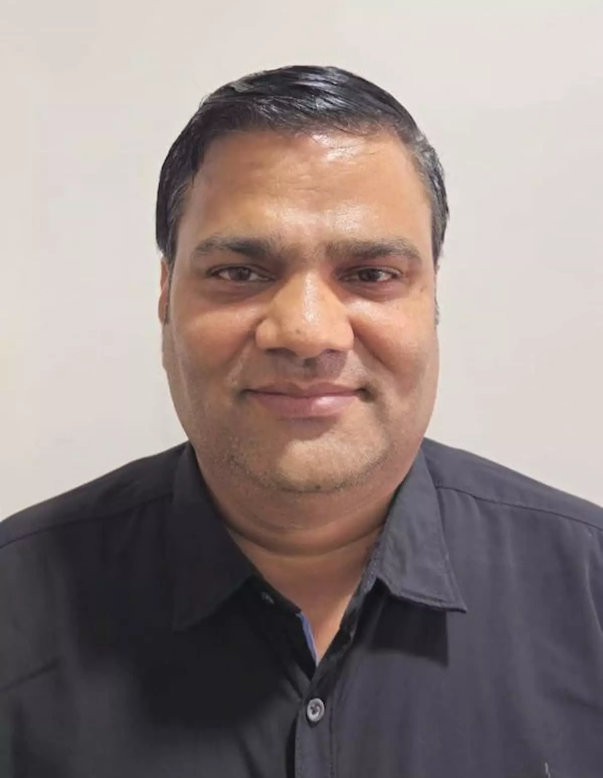 र्ट पहने हुए दिनेश बोहरा का पोर्ट्रेट चित्र जिनकी बड़ोदरा सड़क हादसे में मृत्यु हुई।