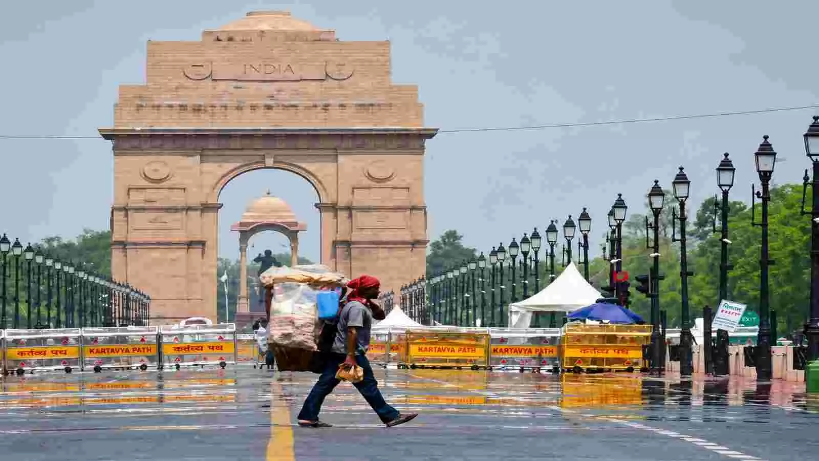 इंडिया गेट के सामने बारिश के बाद गीली सड़क पर पैदल चलता हुआ व्यक्ति। इंडिया गेट के सामने बारिश के बाद गीली सड़क पर पैदल चलता हुआ व्यक्ति।