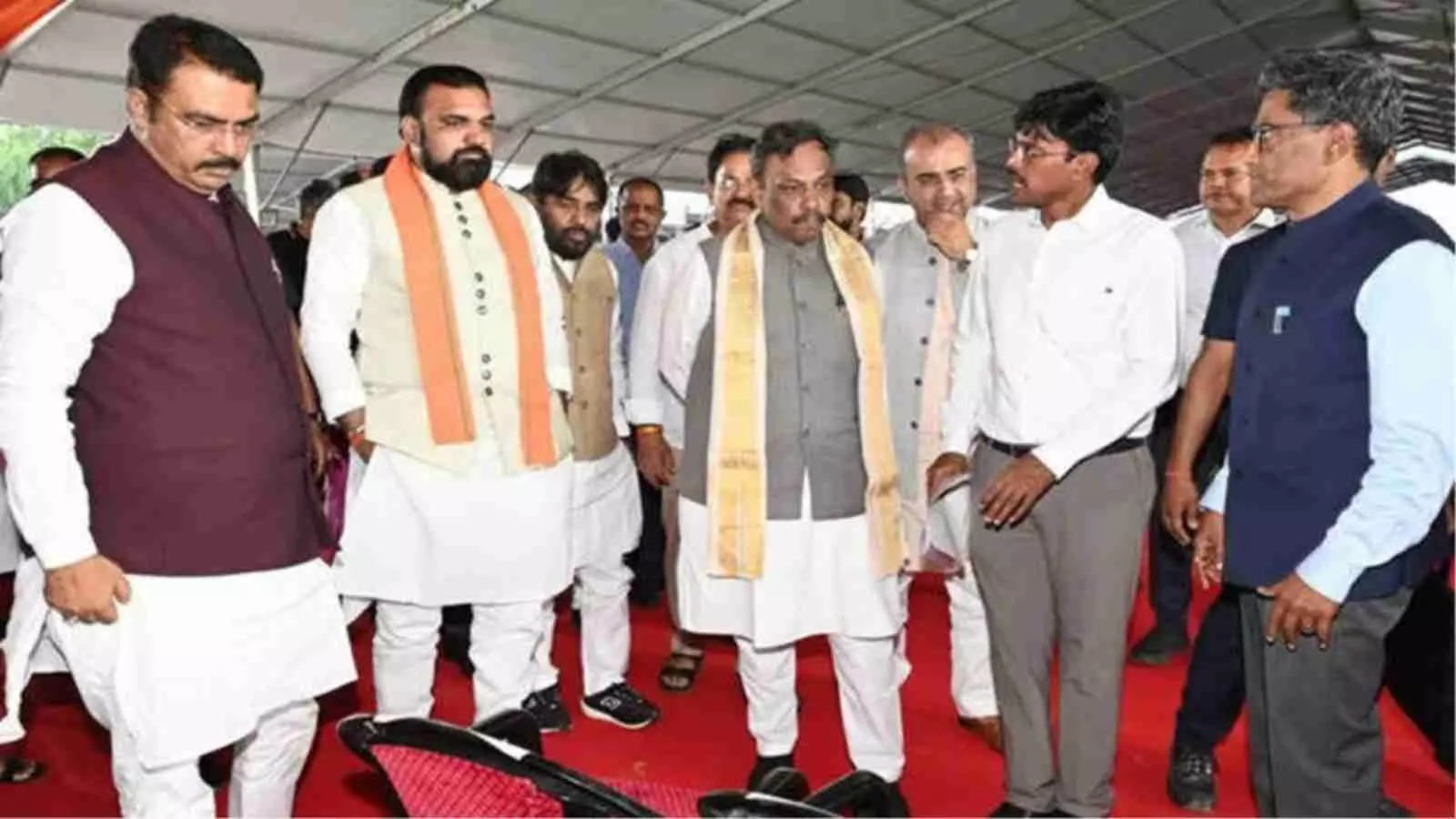 पटना के गांधी मैदान में बिहार सरकार के शपथ ग्रहण समारोह की तैयारी के दौरान खड़े नेता। पटना के गांधी मैदान में बिहार सरकार के शपथ ग्रहण समारोह की तैयारी के दौरान खड़े नेता।