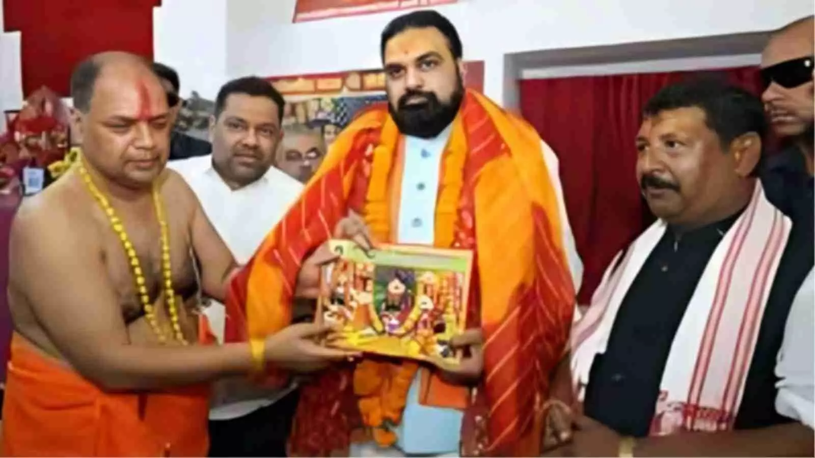 पटना में धार्मिक कार्यक्रम के दौरान सम्राट चौधरी मंत्रिमंडल विस्तार समारोह के संदर्भ में उपस्थित दिख रहे हैं पटना में धार्मिक कार्यक्रम के दौरान सम्राट चौधरी मंत्रिमंडल विस्तार समारोह के संदर्भ में उपस्थित दिख रहे हैं