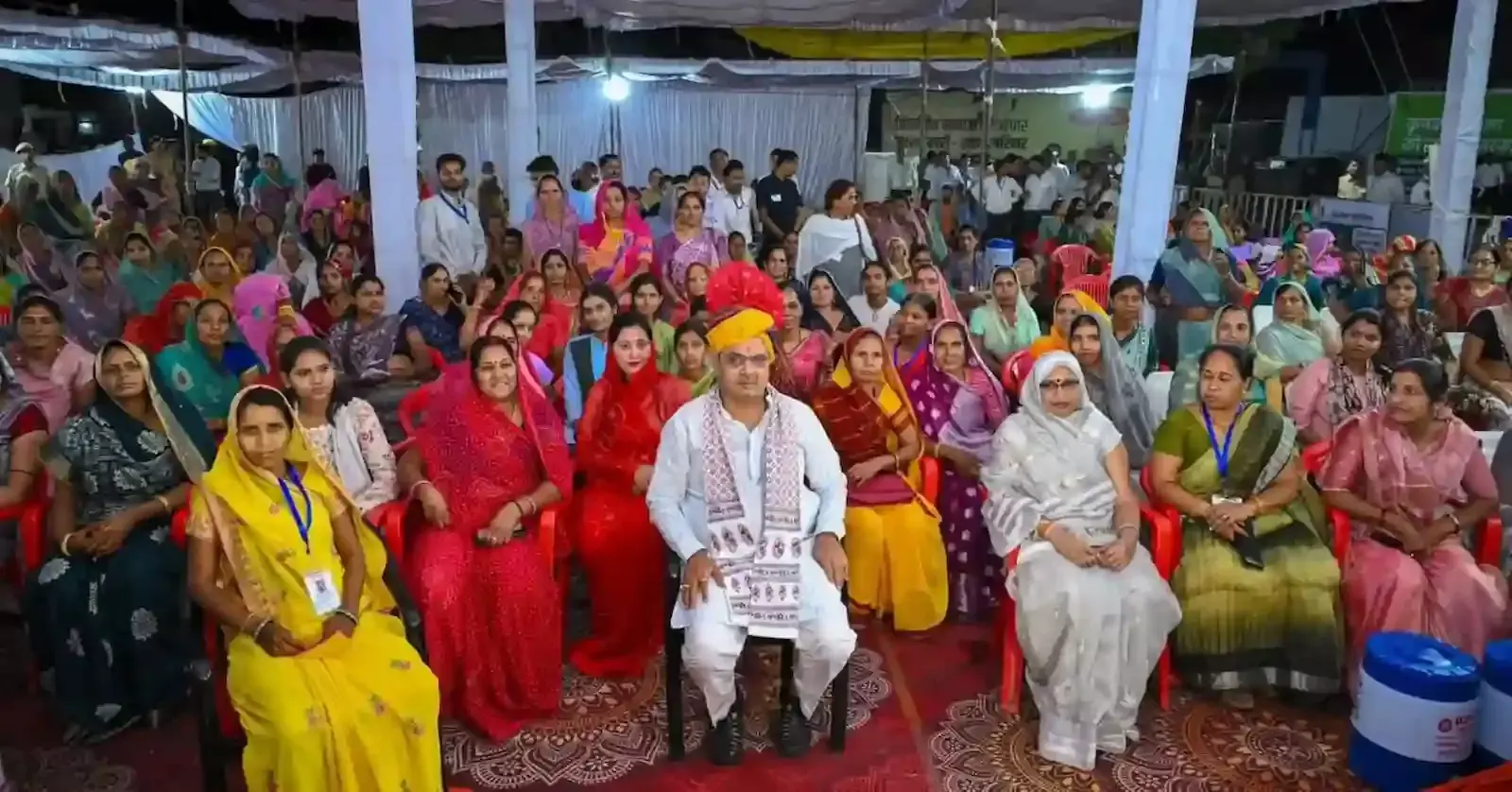 बम्बोरी गांव की चौपाल में खाट पर बैठकर ग्रामीणों से संवाद करते मुख्यमंत्री भजनलाल शर्मा की तस्वीर। बम्बोरी गांव की चौपाल में खाट पर बैठकर ग्रामीणों से संवाद करते मुख्यमंत्री भजनलाल शर्मा की तस्वीर।
