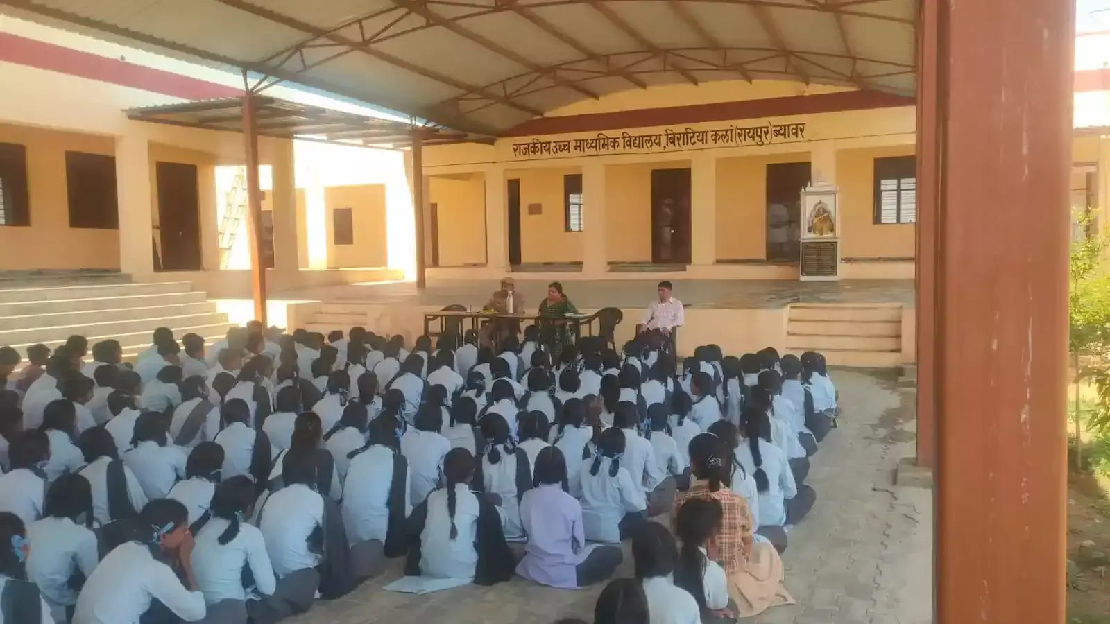 बिराटिया कला विद्यालय में पुलिस जागरूकता संवाद कार्यक्रम के दौरान विद्यार्थियों को कानून और सुरक्षा की जानकारी देते थानाधिकारी।