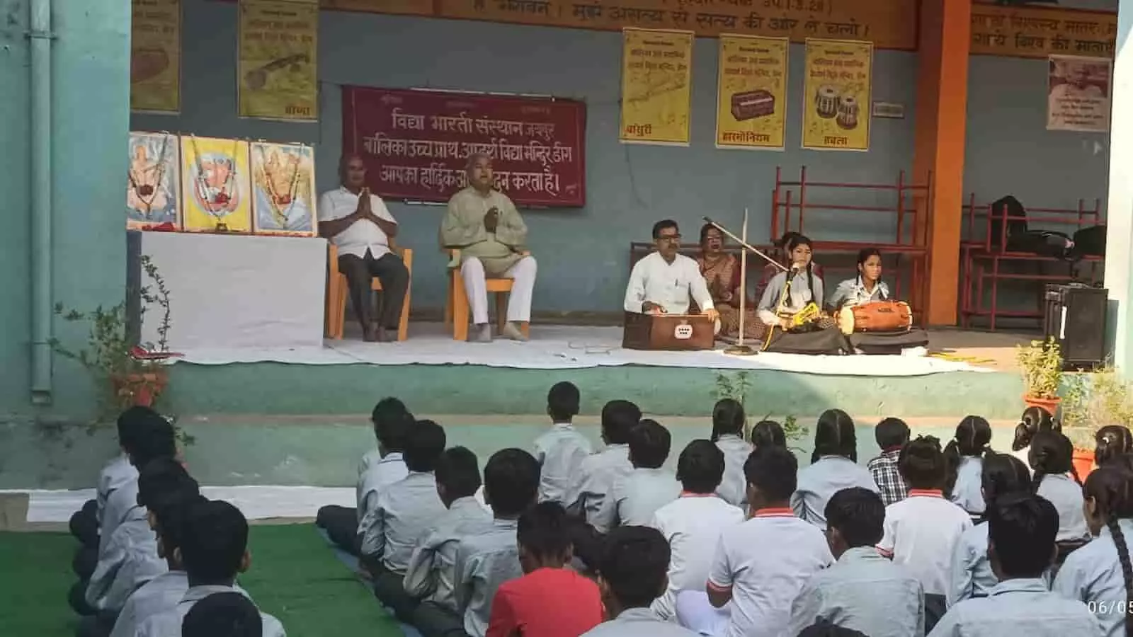 आदर्श विद्या मंदिर डीग के मंच पर सांस्कृतिक कार्यक्रम के दौरान बैठे अतिथि और छात्र। आदर्श विद्या मंदिर डीग के मंच पर सांस्कृतिक कार्यक्रम के दौरान बैठे अतिथि और छात्र।