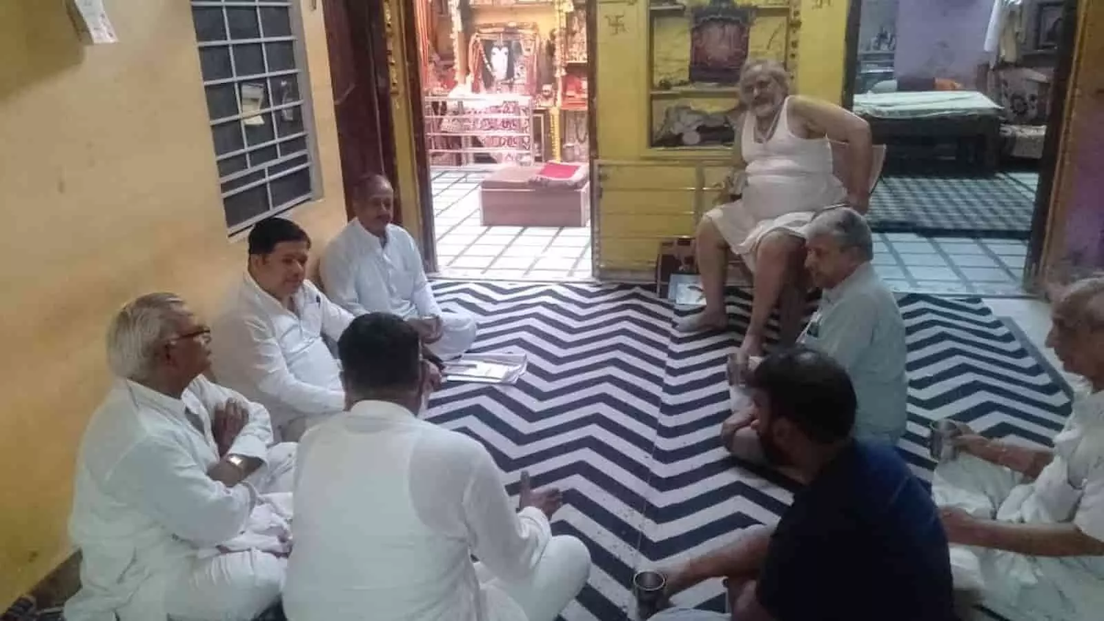 गंगापुर सिटी में कर्मचारी कॉलोनी स्थित इंदरगढ़ दरबार में धर्मशाला निर्माण हेतु बैठक करते समिति सदस्य। गंगापुर सिटी में कर्मचारी कॉलोनी स्थित इंदरगढ़ दरबार में धर्मशाला निर्माण हेतु बैठक करते समिति सदस्य।