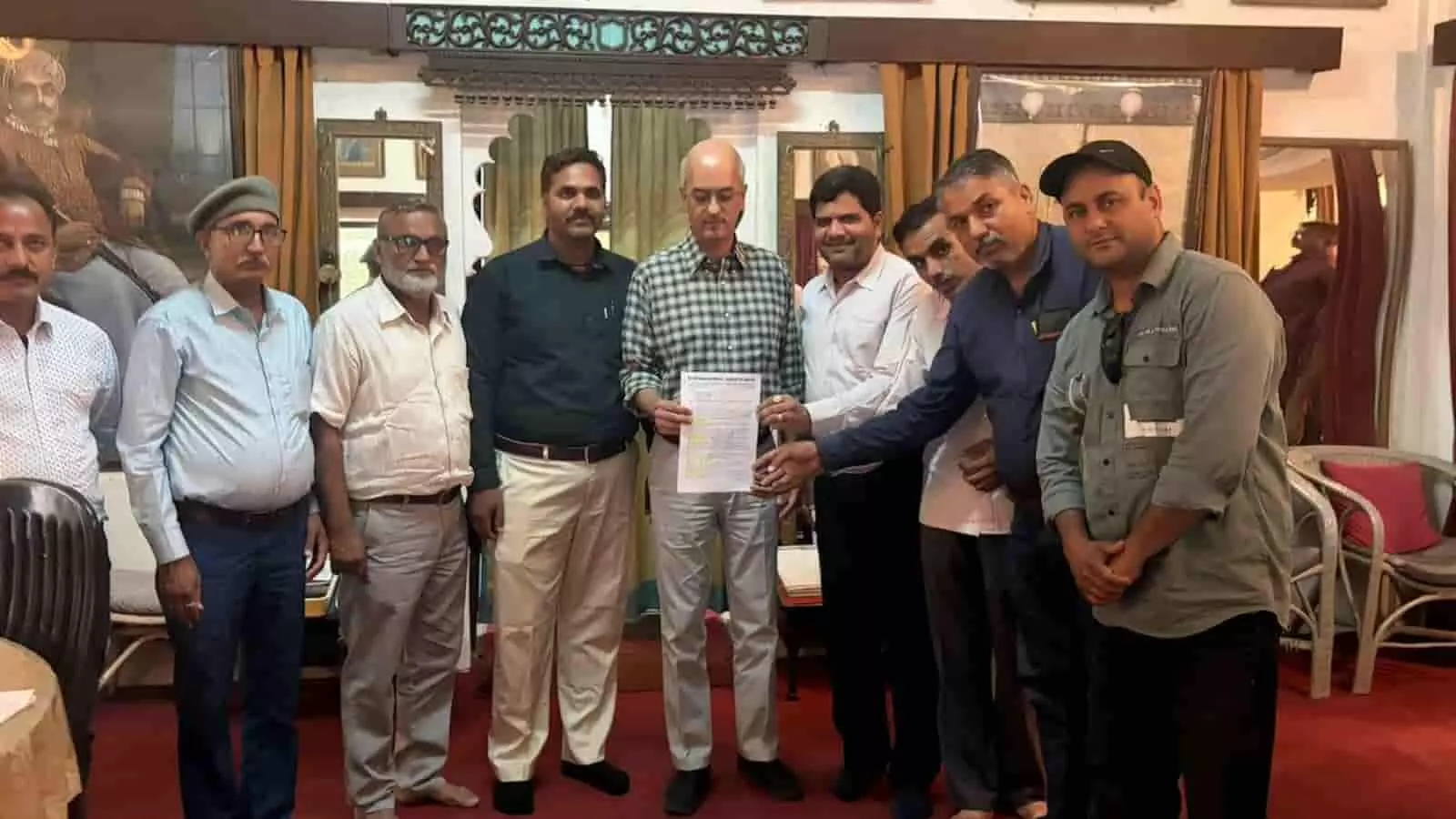 सामौर बाग उदयपुर में निजी विद्यालय संगठन के पदाधिकारी विधायक विश्वराज सिंह मेवाड़ को मांग पत्र देते हुए।