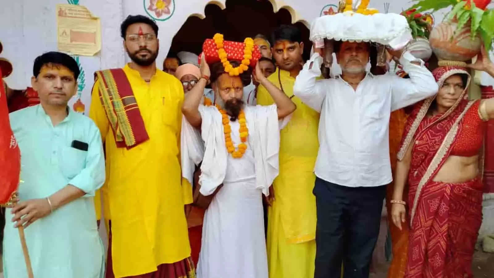 भुसावर में श्रीमद् भागवत कथा की कलश यात्रा के दौरान सिर पर कलश और पूजा सामग्री रखे हुए श्रद्धालु। भुसावर में श्रीमद् भागवत कथा की कलश यात्रा के दौरान सिर पर कलश और पूजा सामग्री रखे हुए श्रद्धालु।