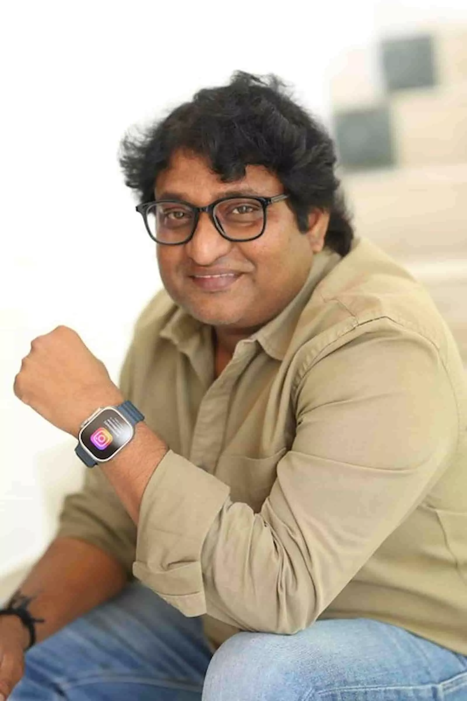 चश्मा पहने हुए मुस्कुराते हुए प्रोडक्शन डिज़ाइनर अविनाश कोल्ला फिल्म पेड्डी के संदर्भ में। चश्मा पहने हुए मुस्कुराते हुए प्रोडक्शन डिज़ाइनर अविनाश कोल्ला फिल्म पेड्डी के संदर्भ में।