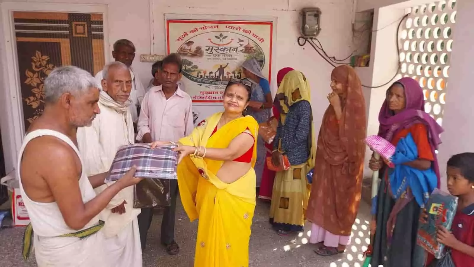भुसावर में मुस्कान एक पहल संस्था द्वारा जरूरतमंदों को नए कपड़े वितरित करते हुए कार्यकर्ता। भुसावर में मुस्कान एक पहल संस्था द्वारा जरूरतमंदों को नए कपड़े वितरित करते हुए कार्यकर्ता।