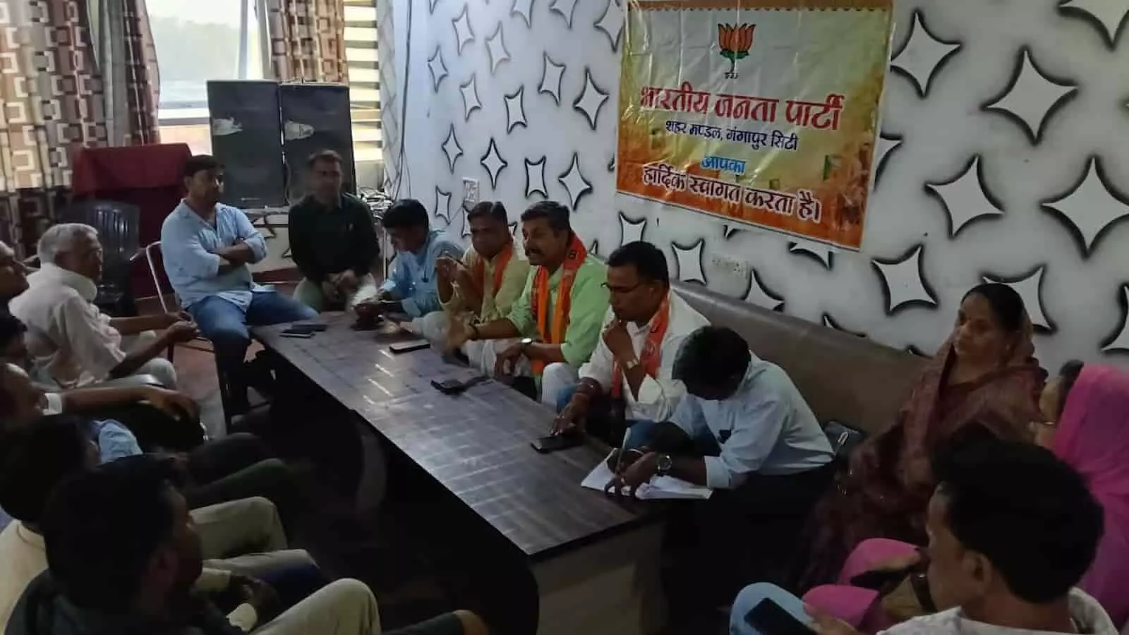 गंगापुर सिटी में भाजपा संगठनात्मक बैठक के दौरान मंच पर बैठे पदाधिकारी और सामने उपस्थित कार्यकर्ता। गंगापुर सिटी में भाजपा संगठनात्मक बैठक के दौरान मंच पर बैठे पदाधिकारी और सामने उपस्थित कार्यकर्ता।