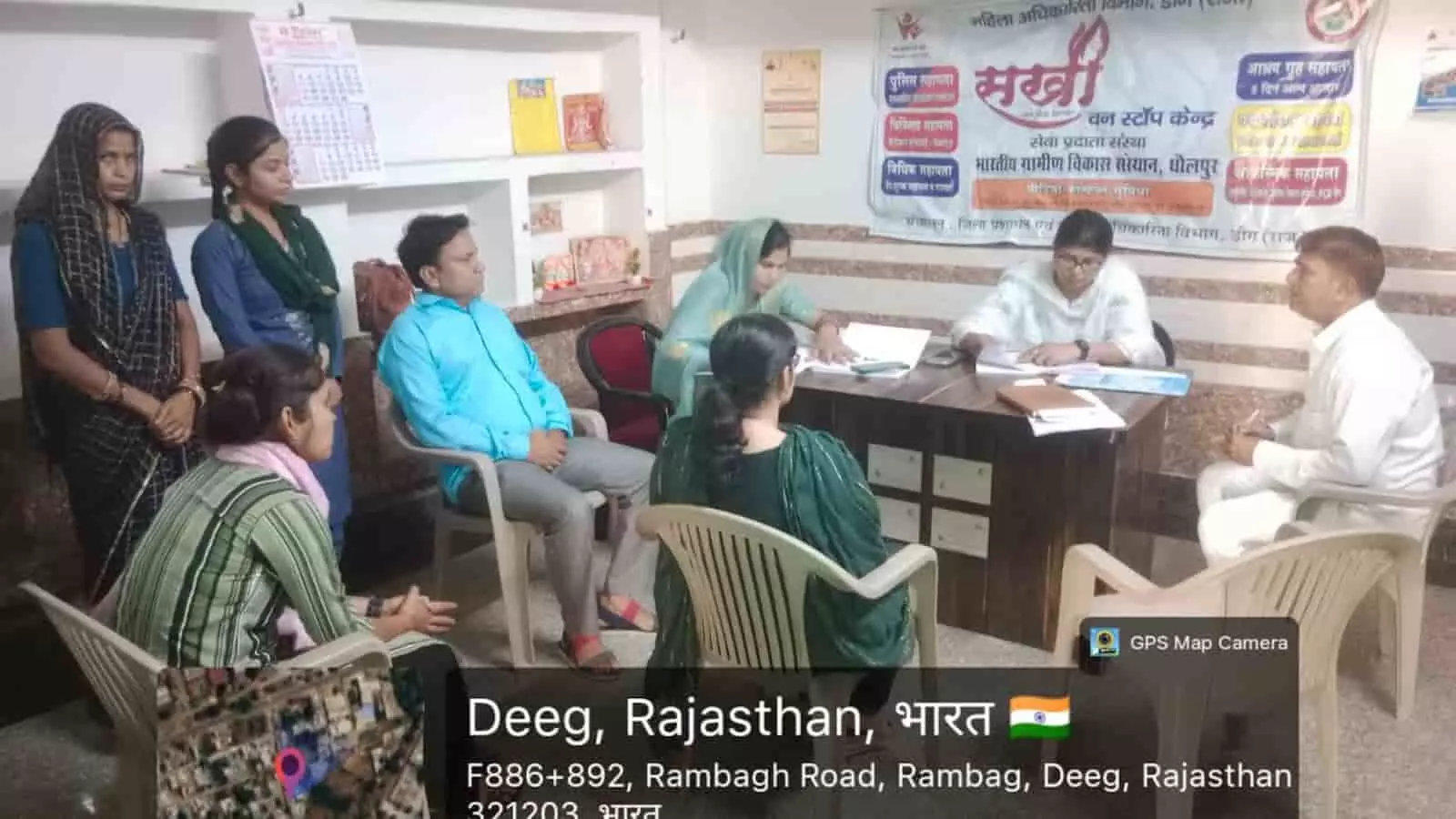 डीग के वन स्टॉप सेंटर में मेज पर दस्तावेज जांचतीं सचिव रेनू शकीत और अन्य अधिकारी। डीग के वन स्टॉप सेंटर में मेज पर दस्तावेज जांचतीं सचिव रेनू शकीत और अन्य अधिकारी।