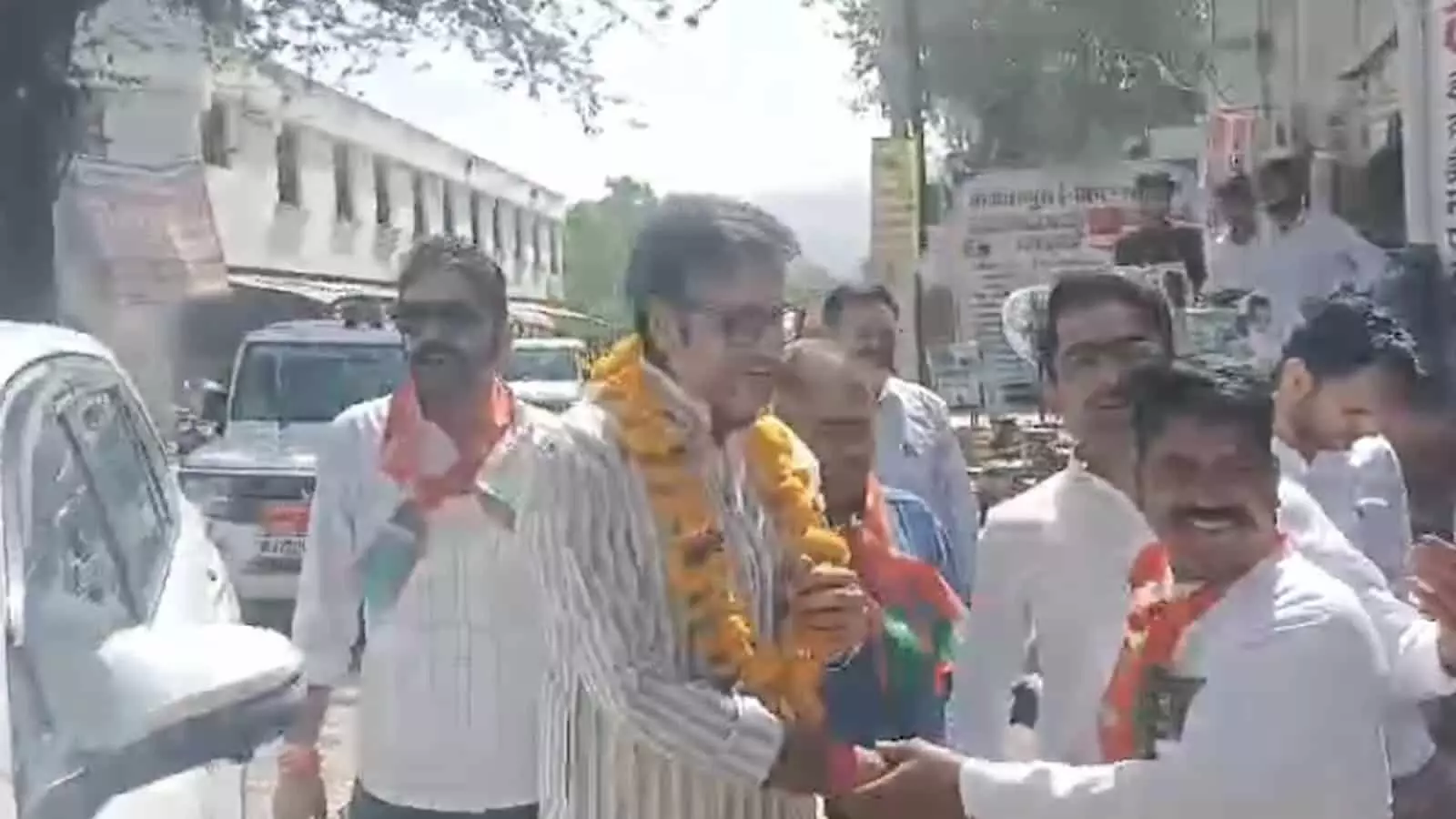 झाड़ोल में भाजपा नेता राजेंद्र राठौड़ फूलों की माला पहने हुए कार्यकर्ताओं के साथ स्वागत समारोह में दिखाई दे रहे हैं। झाड़ोल में भाजपा नेता राजेंद्र राठौड़ फूलों की माला पहने हुए कार्यकर्ताओं के साथ स्वागत समारोह में दिखाई दे रहे हैं।