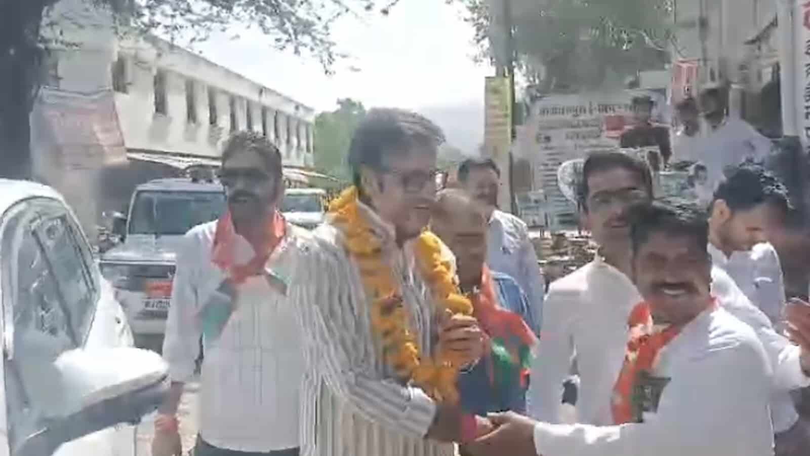 झाड़ोल में भाजपा नेता राजेंद्र राठौड़ का स्वागत, कार्यकर्ताओं ने दिखाई ...
