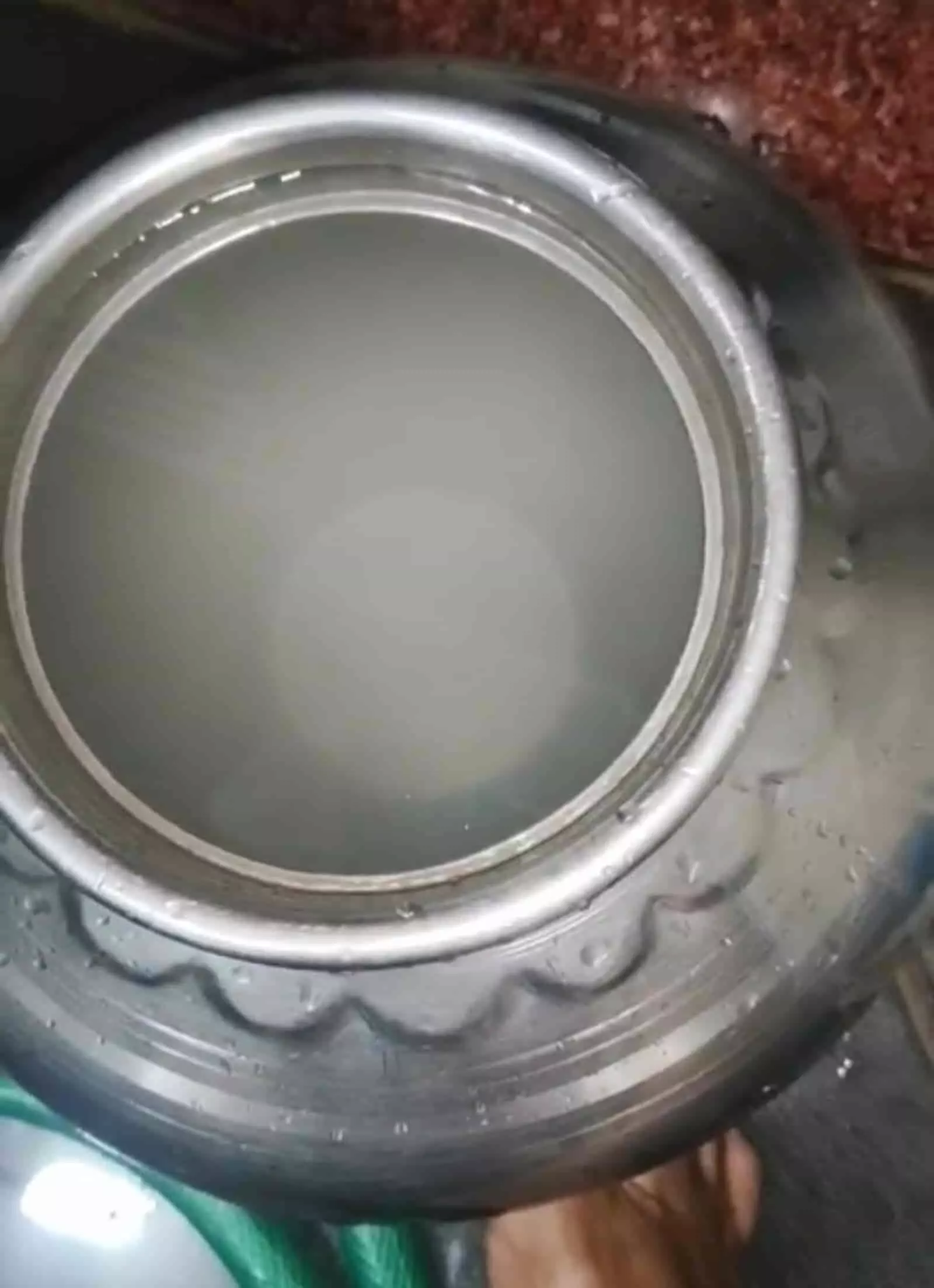 केलवा में पाइपलाइन से आए गंदे और पीले पानी से भरा हुआ स्टील का बर्तन। केलवा में पाइपलाइन से आए गंदे और पीले पानी से भरा हुआ स्टील का बर्तन।