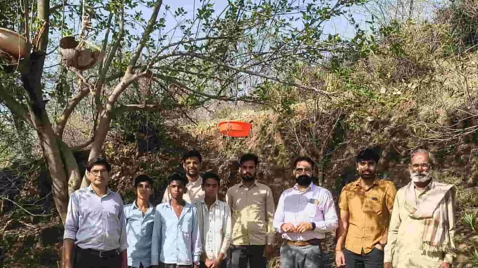 केलवा के सरकारी स्कूल में पेड़ों पर परिंडे बांधते हुए प्रधानाध्यापक और स्थानीय ग्रामीण। केलवा के सरकारी स्कूल में पेड़ों पर परिंडे बांधते हुए प्रधानाध्यापक और स्थानीय ग्रामीण।