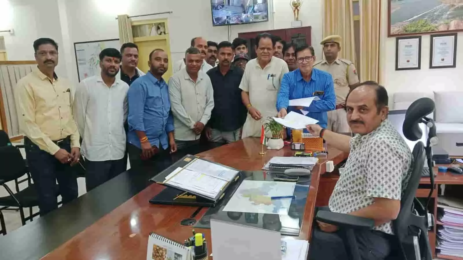 झालावाड़ जिला कार्यालय में नागरिक कलेक्टर को चंद्रभागा नदी पुलिया निर्माण का ज्ञापन सौंपते हुए।