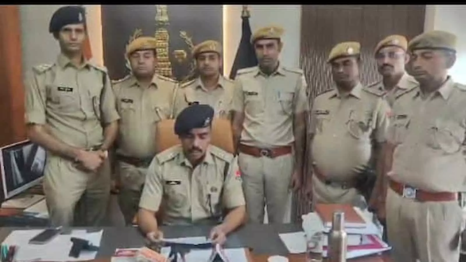 डीग पुलिस थाने में पुलिस अधिकारियों के साथ खड़ा गिरफ्तार अपराधी सद्दाम डीग पुलिस थाने में पुलिस अधिकारियों के साथ खड़ा गिरफ्तार अपराधी सद्दाम